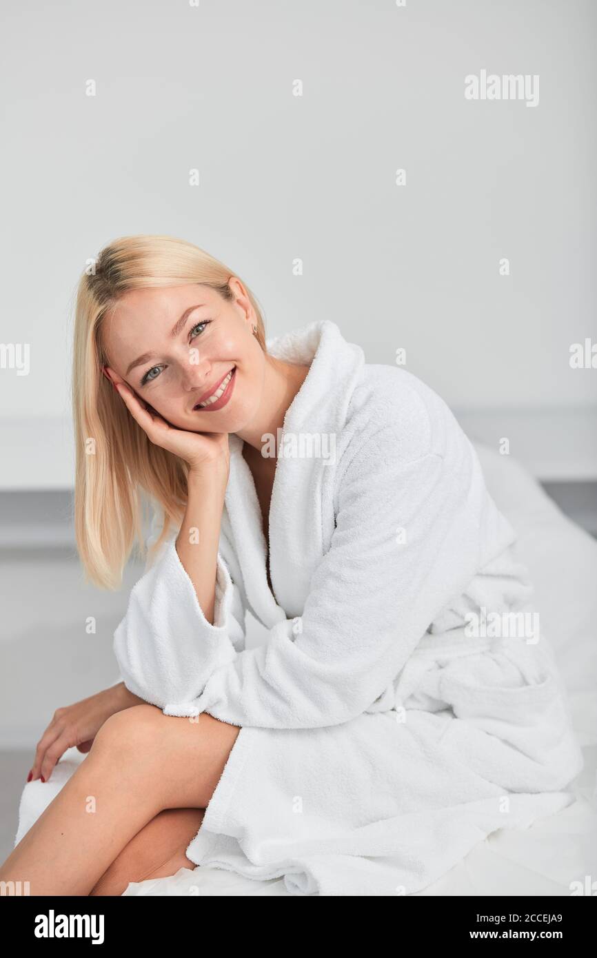 Positive romantische blonde Frau freut sich ihr Wochenende. Nahaufnahme Foto. Glück. Positives Gefühl und Emotion Stockfoto