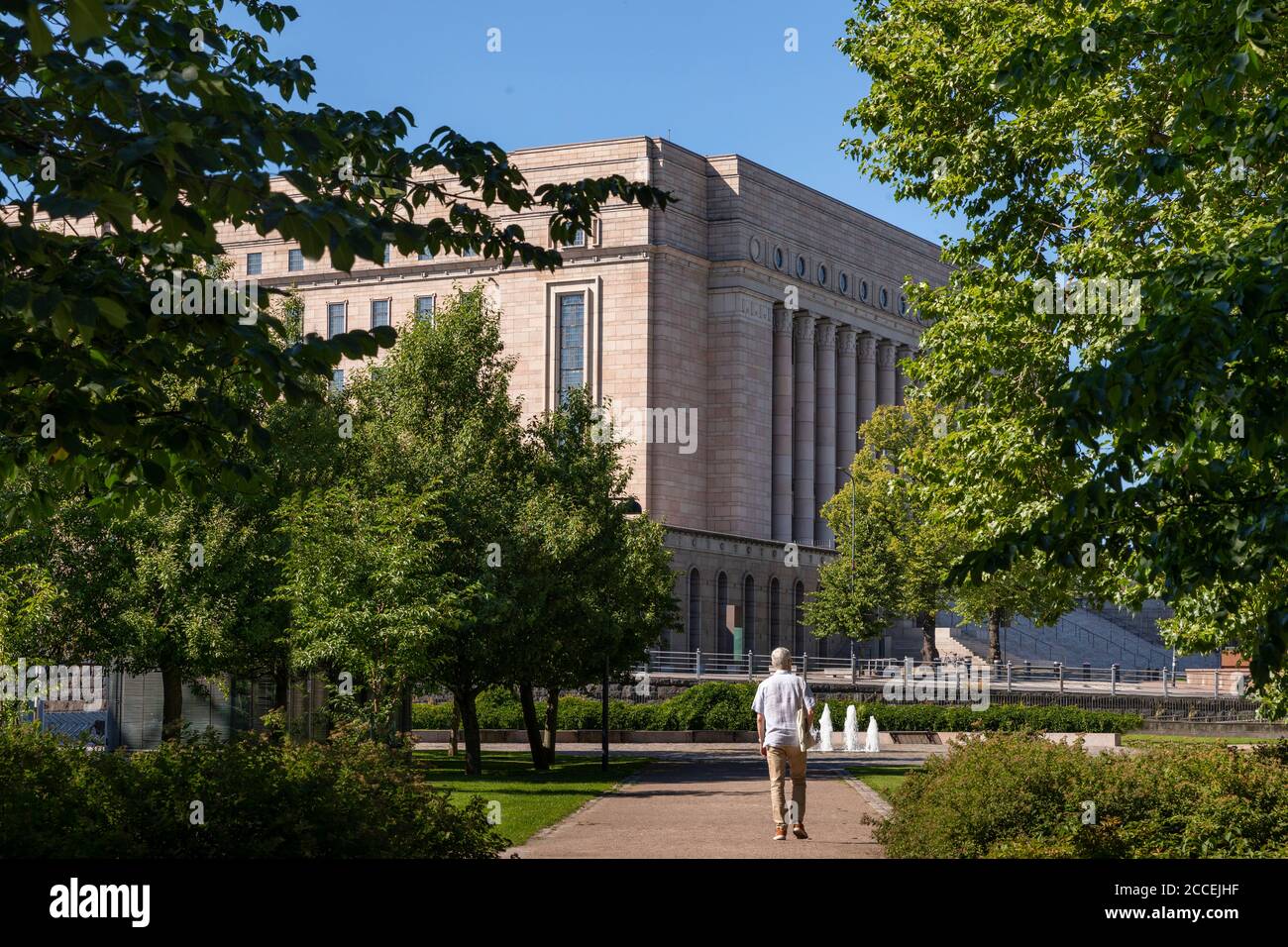 Das finnische parlamentsgebäude ist eines der bekanntesten Wahrzeichen Helsinkis. Rote Granitfassade ist typisch für finnische Regierungsgebäude. Stockfoto