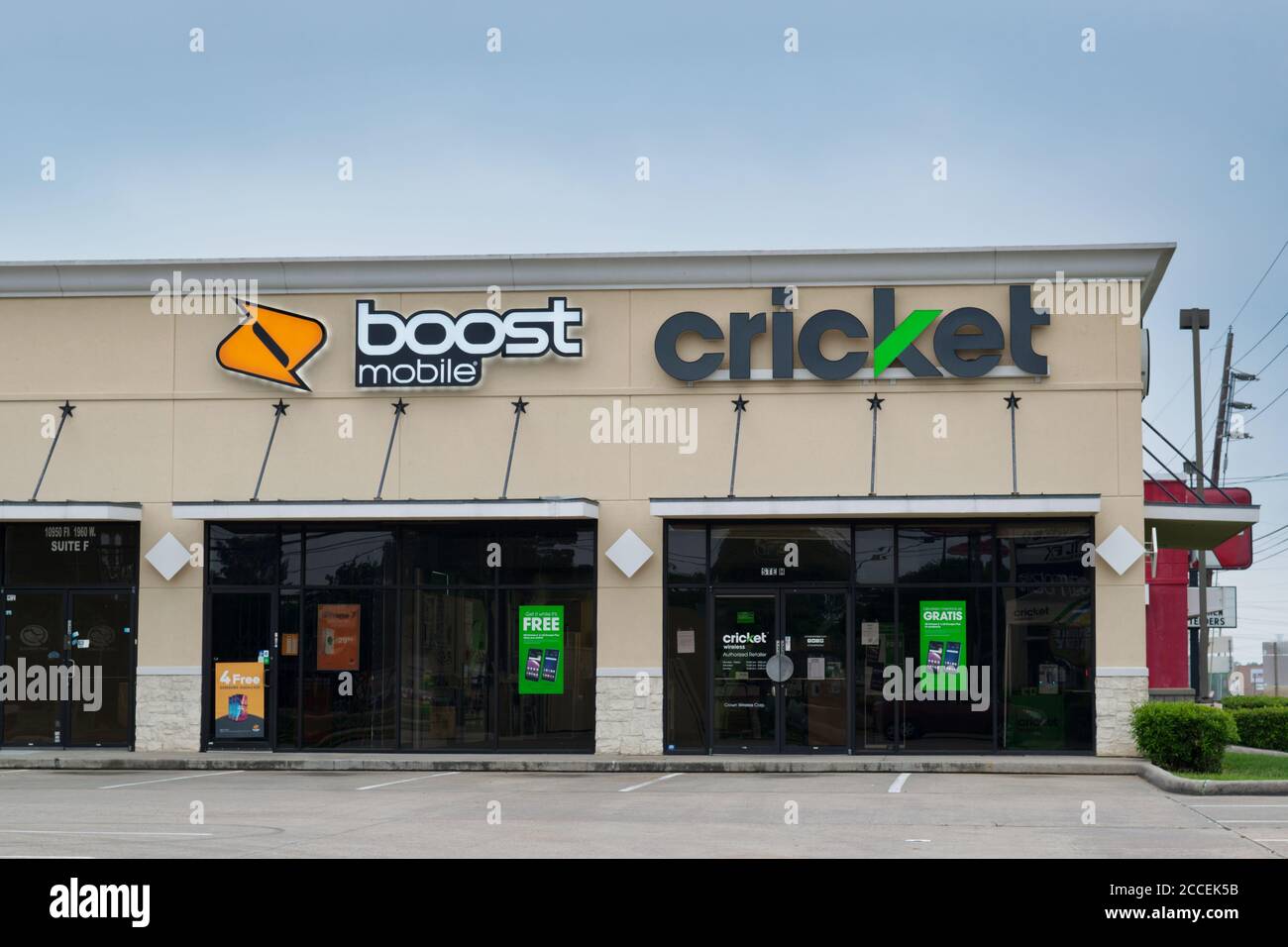 Houston, Texas/USA 03/25/2020: Cricket Store und Boost Mobile Zeichen in Houston, TX. Amerikanische multinationale Smartphone-Unternehmen im Jahr 1999 gegründet. Stockfoto