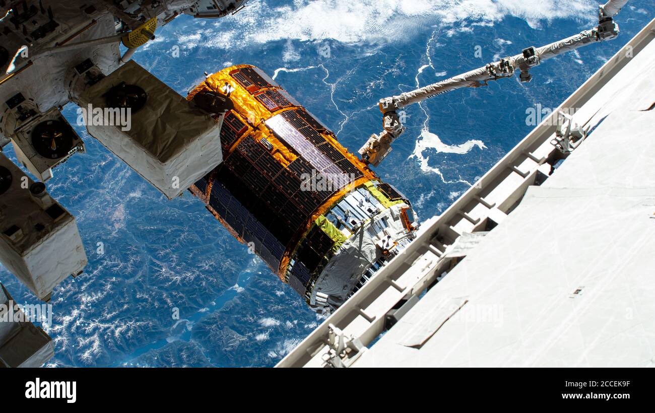 Die Canadar 2, Roboterarm, entfernt die Japan Aerospace Exploration Agency H-II Transfer Vehicle-9 Nachschub Schiff aus dem Harmony-Modul der Internationalen Raumstation 18. August 2020 in Erde Orbit. Stockfoto