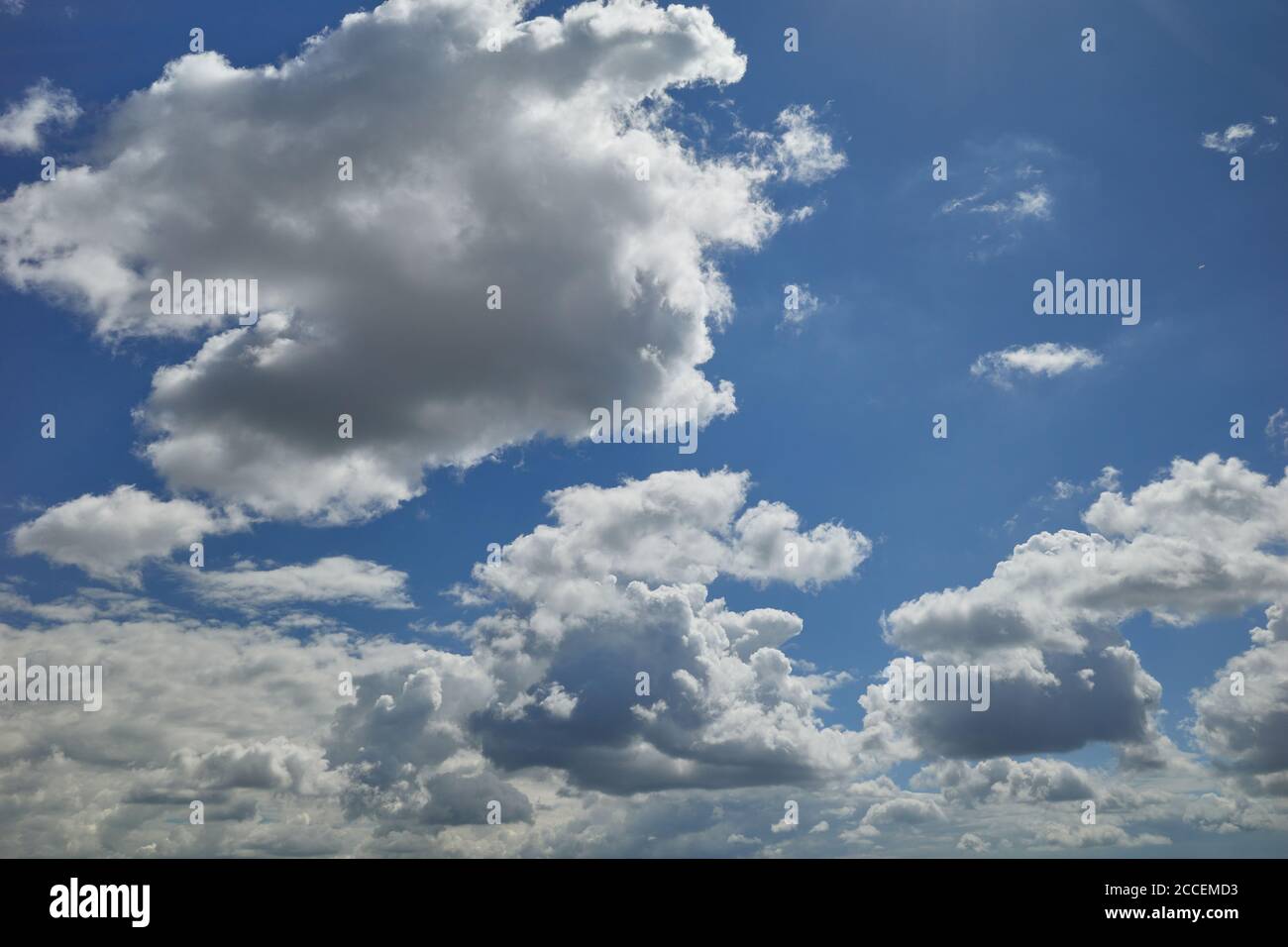 Entzückende Wolken fliegen am blauen Himmel. Regenwolkenbildung am blauen Himmel. Hintergrund für Vorhersage und Meteorologie Illustration Stockfoto