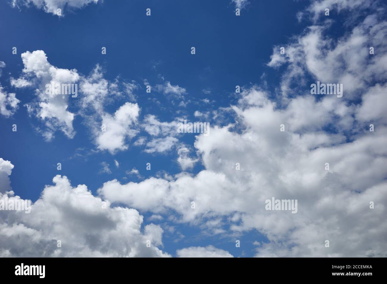 Bezaubernder blauer Himmel bedeckt mit Wolken. Himmlische Pracht eines schönen bewölkten Tages. Hintergrund für Vorhersage und Meteorologie Illustration Stockfoto