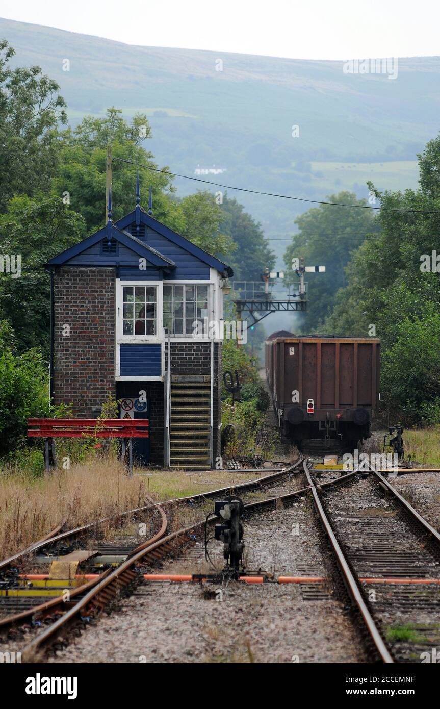 66198 fährt mit dem Zug durch die Pantyffynnon Junction und auf die Central Wales Line. Stockfoto