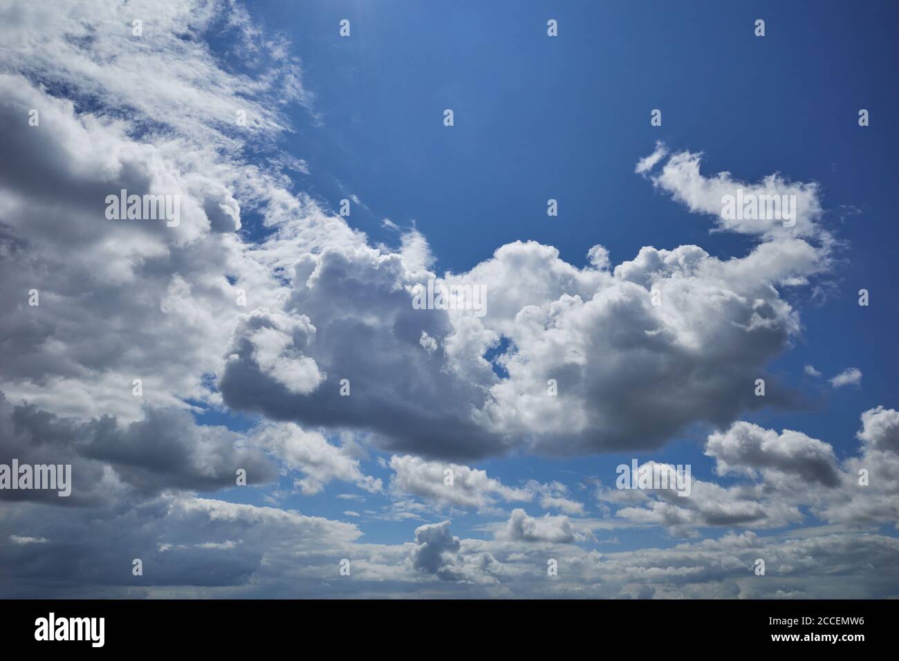 Cumulus Wolken am Himmel an einem hellen sonnigen Tag. Hintergrund für Vorhersage und Meteorologie Illustration Stockfoto