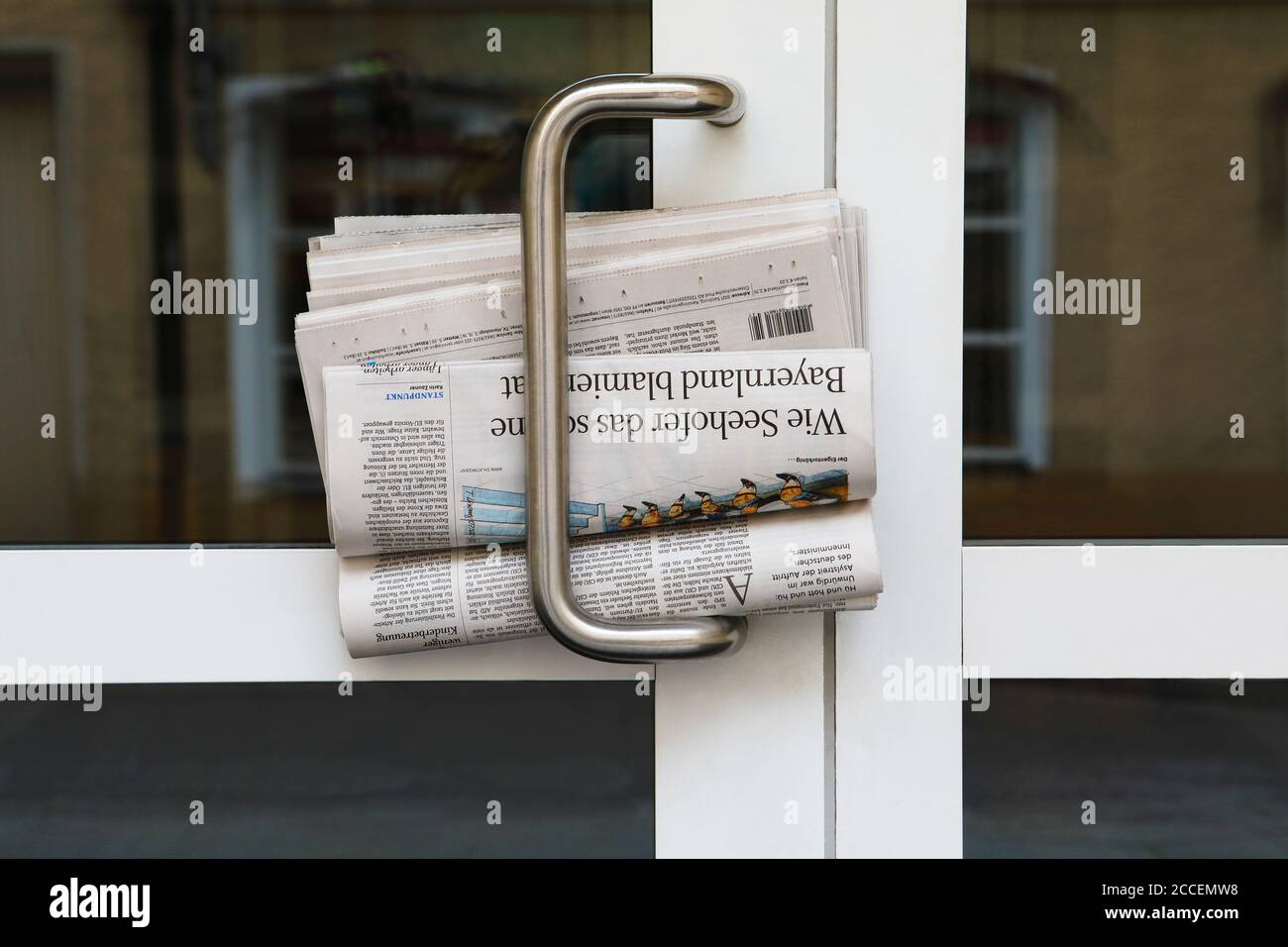 Morgenzeitung Lieferung an die Tür mit Spiegelung der Altstadt im Glas, keine Menschen, Österreich Stockfoto