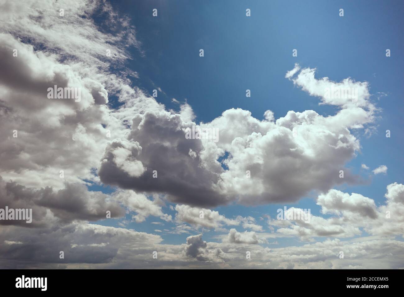 Cumulus Wolken von hellem Sonnenlicht in blauem Himmel beleuchtet. Sonneneinstrahlung. Hintergrund für Vorhersage und Meteorologie Illustration Stockfoto