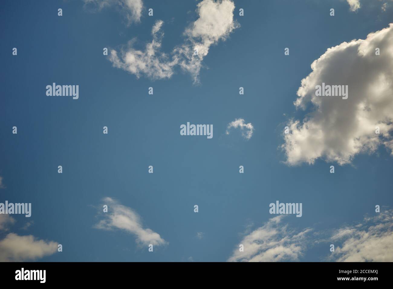 Blauer Himmel mit weißen und grauen Wolken am Mittag. Hintergrund für Vorhersage und Meteorologie Illustration. Der breite blaue Yonder. Die Himmelskugel Stockfoto
