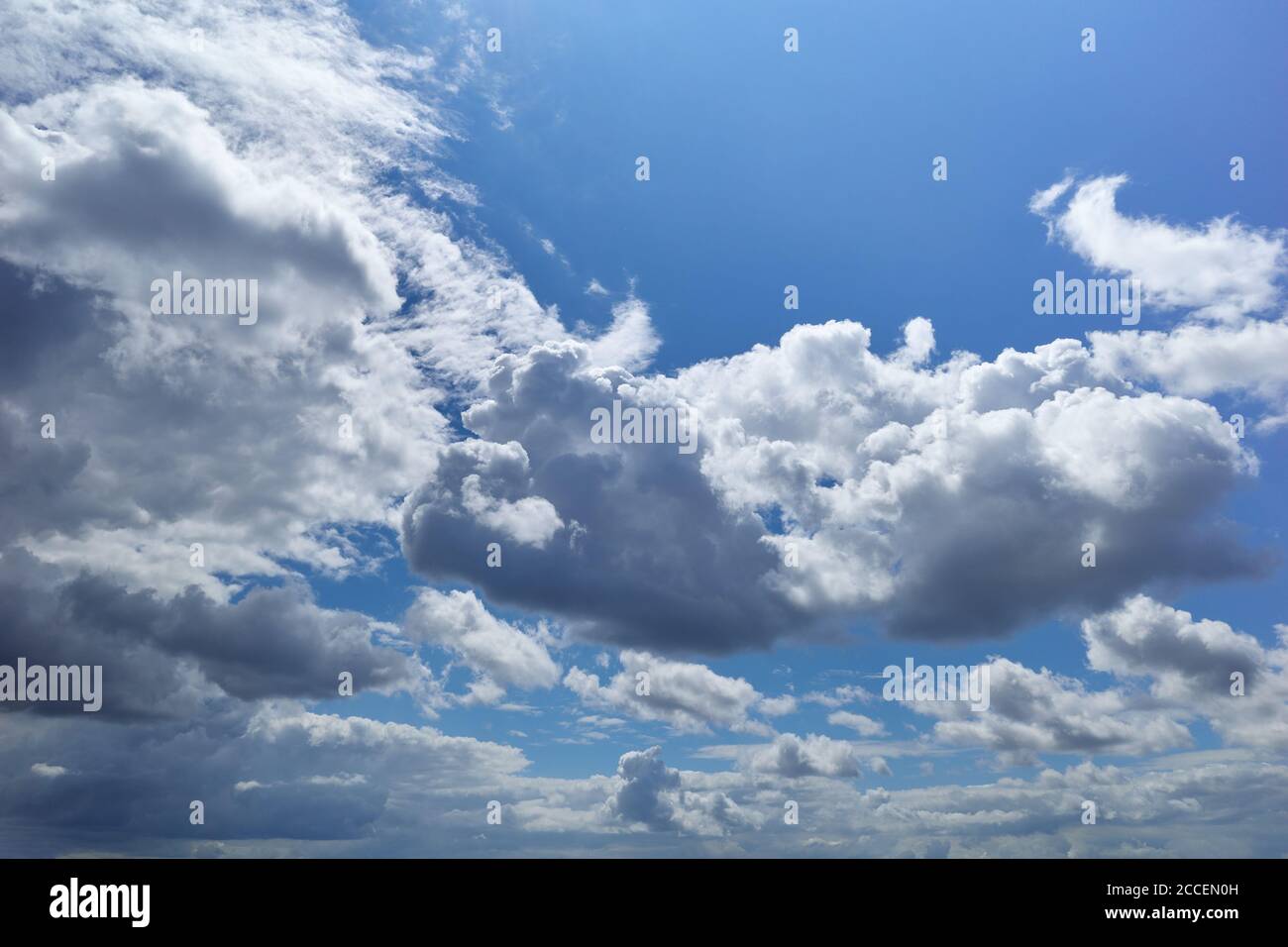 Sonnenbeschienene Cumulus humilis Wolken in blauem Himmel. Hintergrund für Vorhersage und Meteorologie Illustration Stockfoto