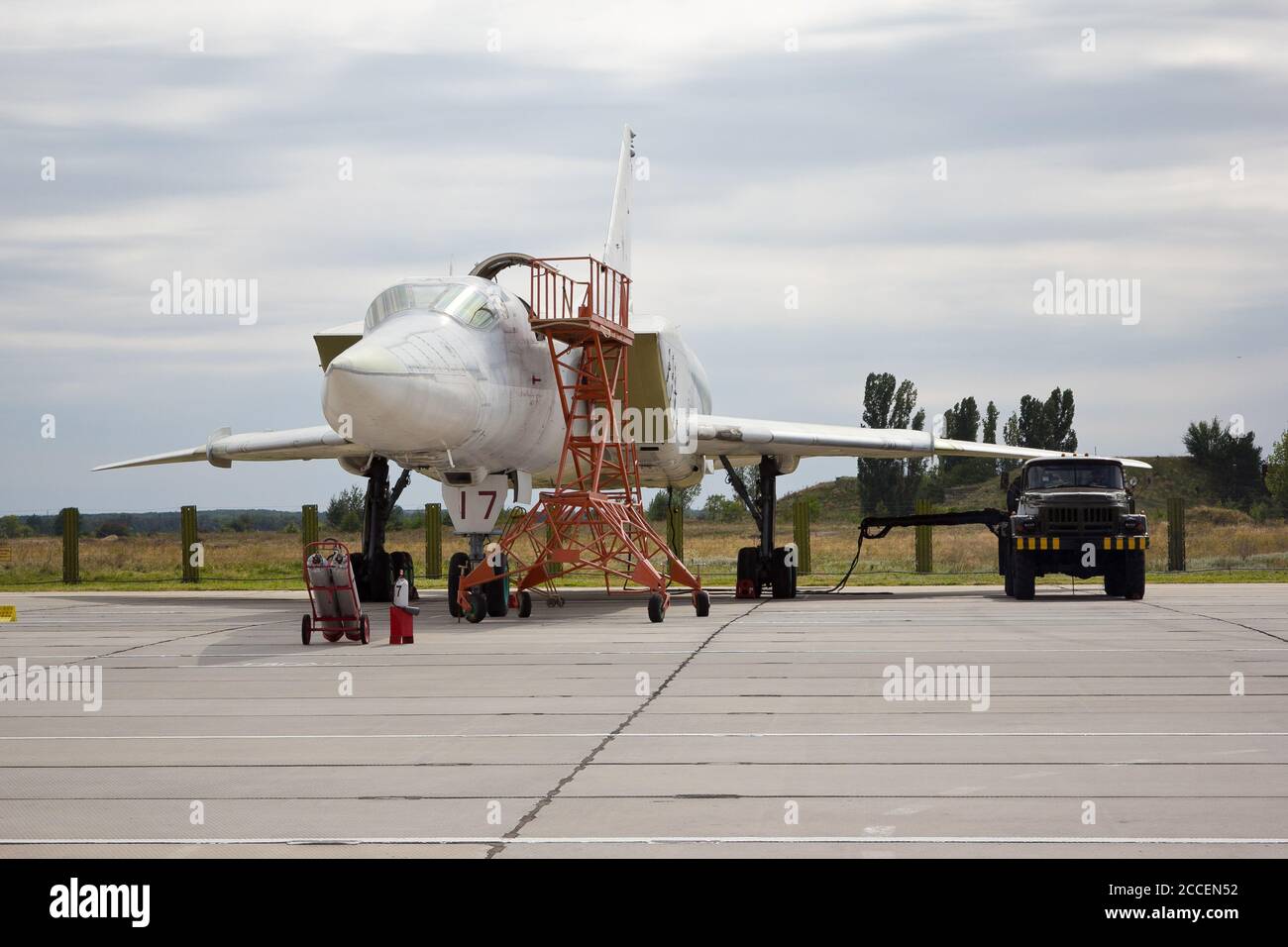 Militärischer Kampfjet im Einsatz auf dem Flugplatz Stockfoto