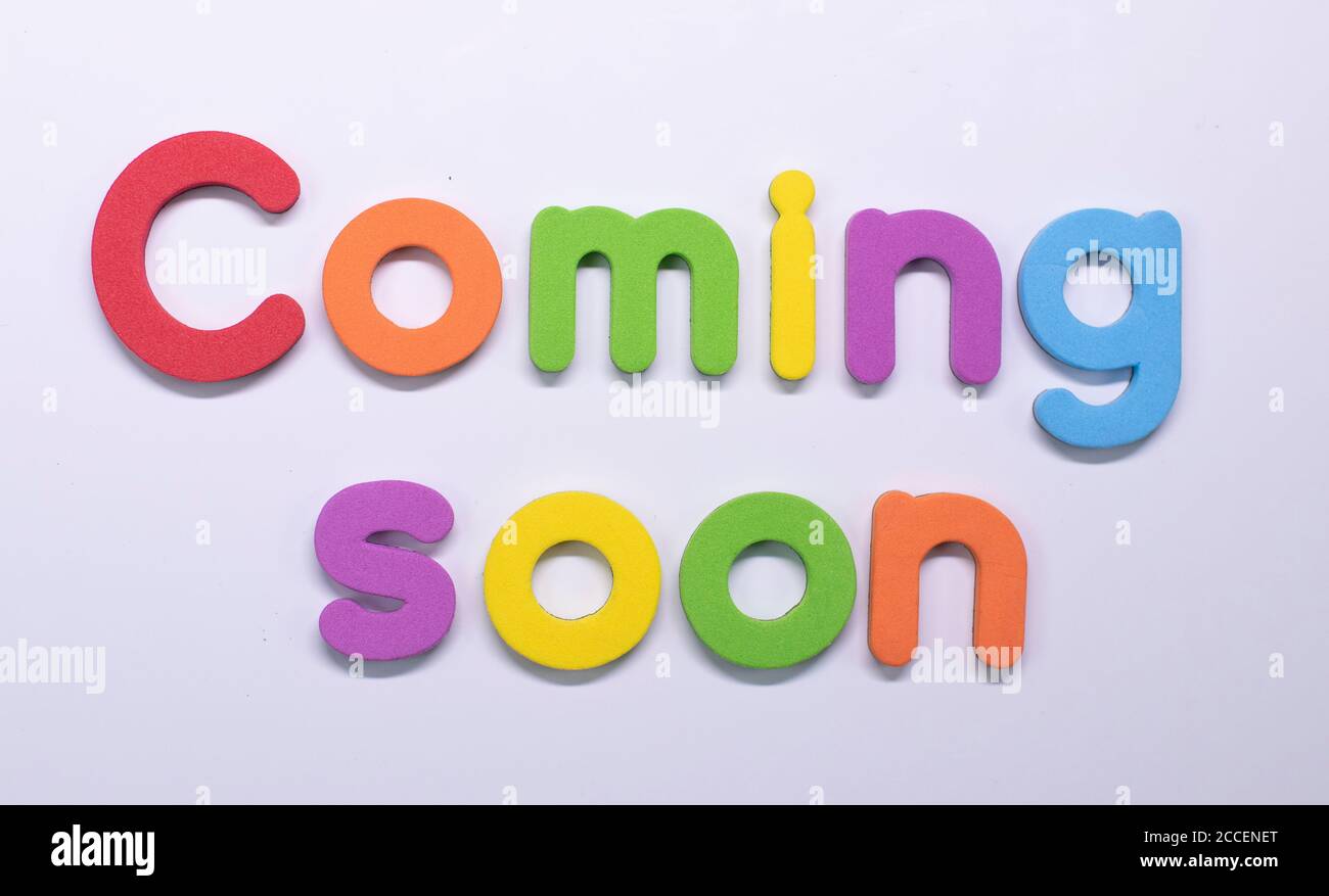 'Coming soon' mit Farbschwamm geschrieben Stockfoto