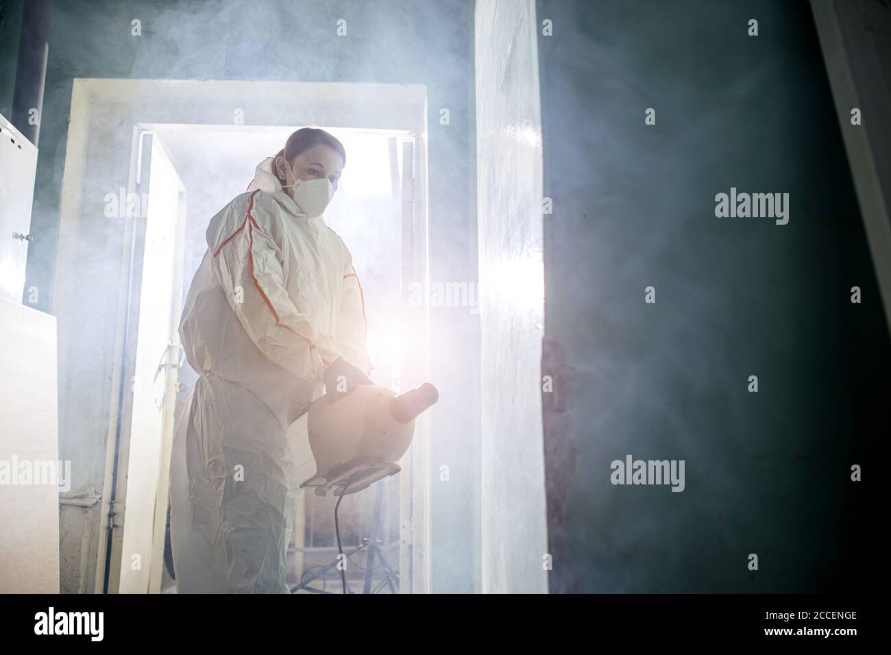 Männlich in schützenden Gefahrgut Anzug desinfizieren öffentlichen isolierten Räumen, trägt Fässer, Pathogen Atemquarantäne Coronavirus covid-19 Konzept Stockfoto