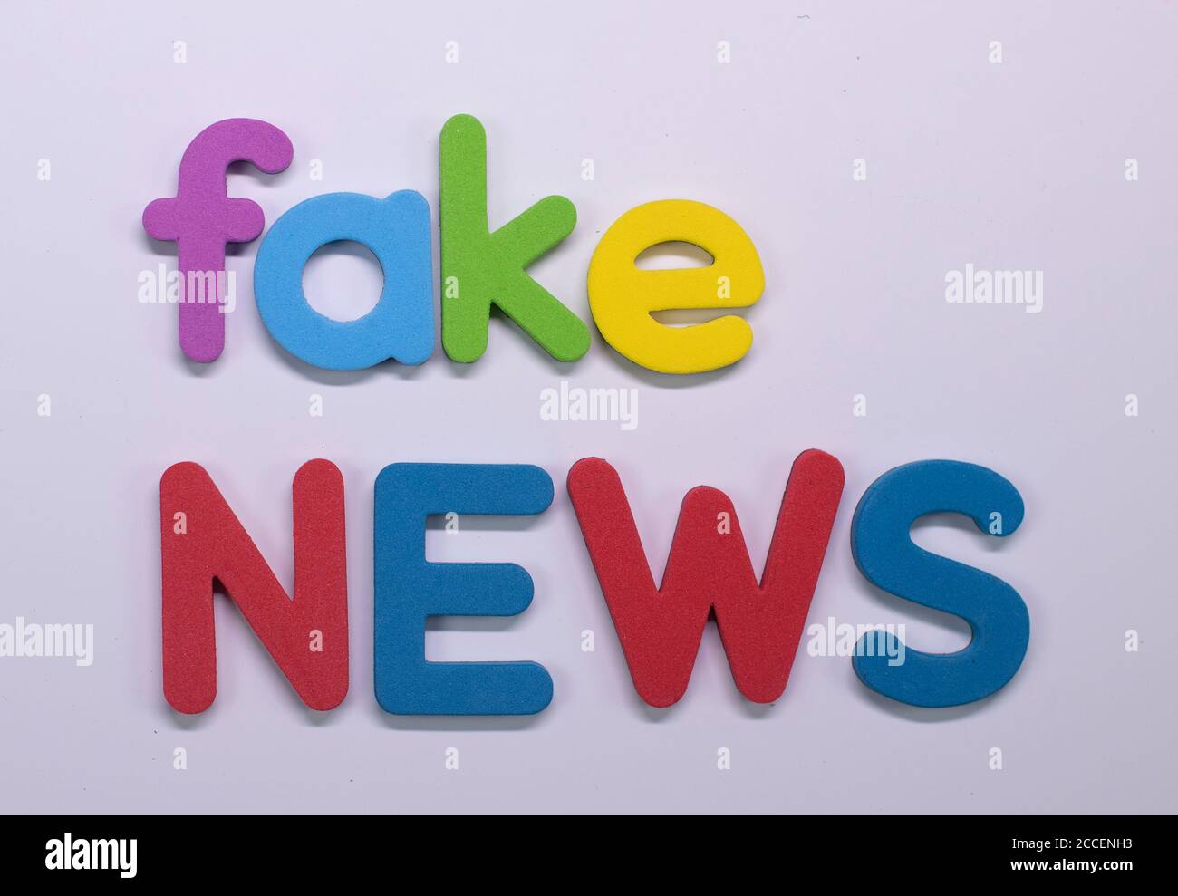 'Fake News' mit Farbschwamm geschrieben Stockfoto
