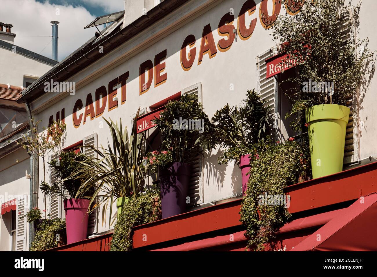 Europa, Frankreich, Paris, Montmartre, Sacre Coeur, Restaurant mit schönen Blumen auf dem Balkon Stockfoto
