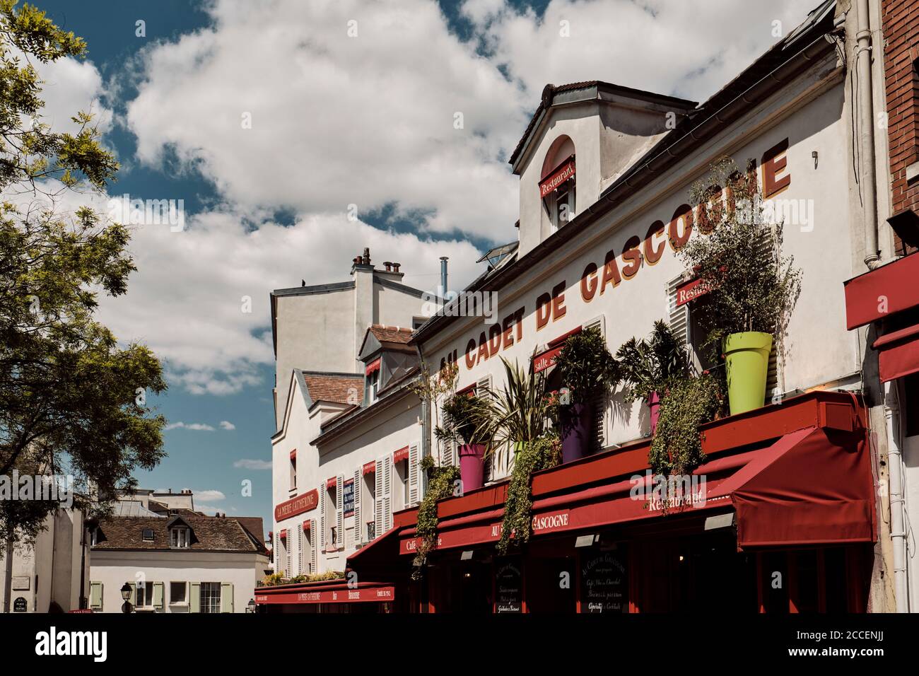 Europa, Frankreich, Paris, Montmartre, Sacre Coeur, Restaurant mit schönen Blumen auf dem Balkon Stockfoto