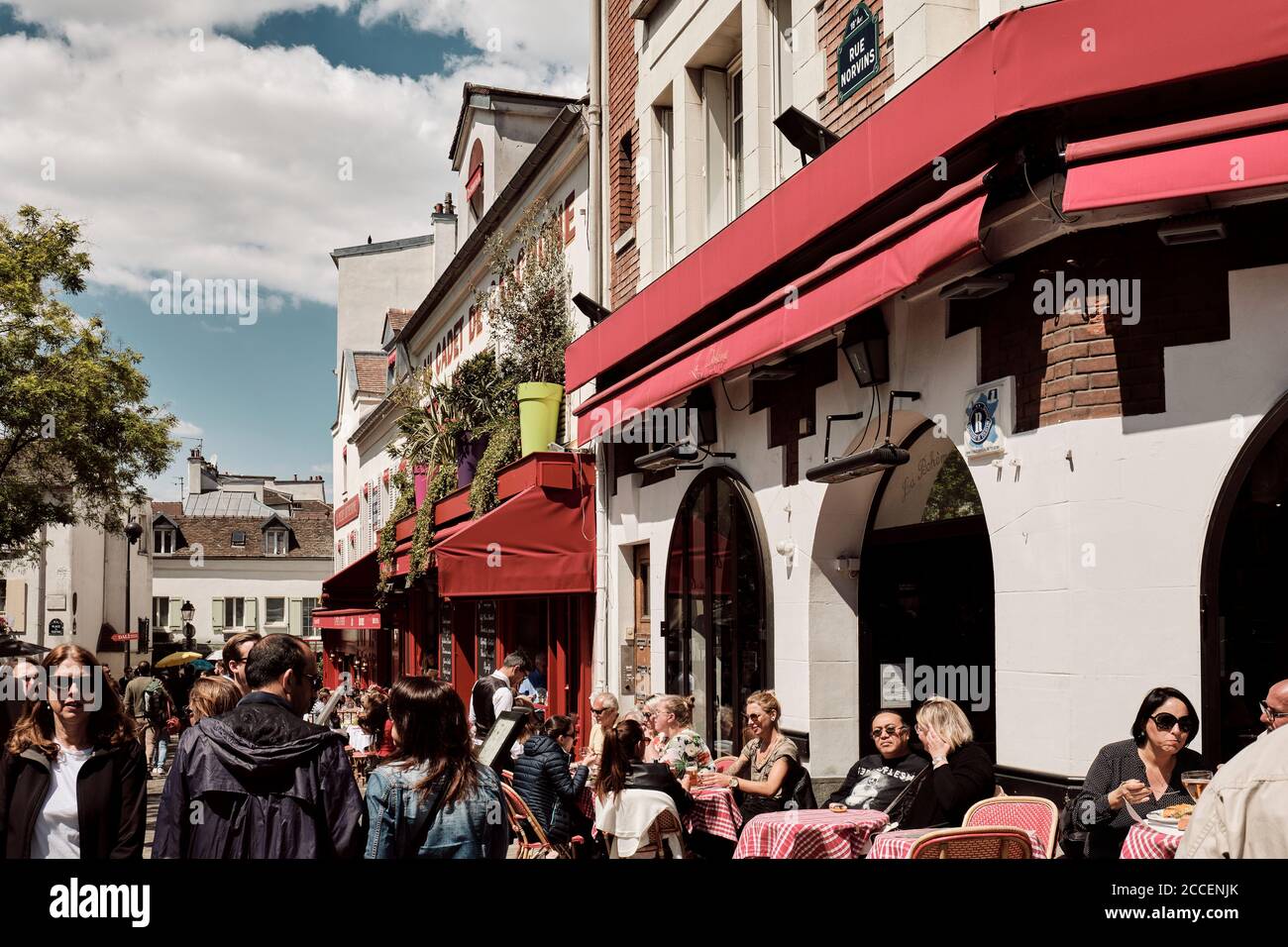 Europa, Frankreich, Paris, Montmartre, Sacre Coeur, viele Touristen auf den Straßen, Street Cafe scence, Stockfoto