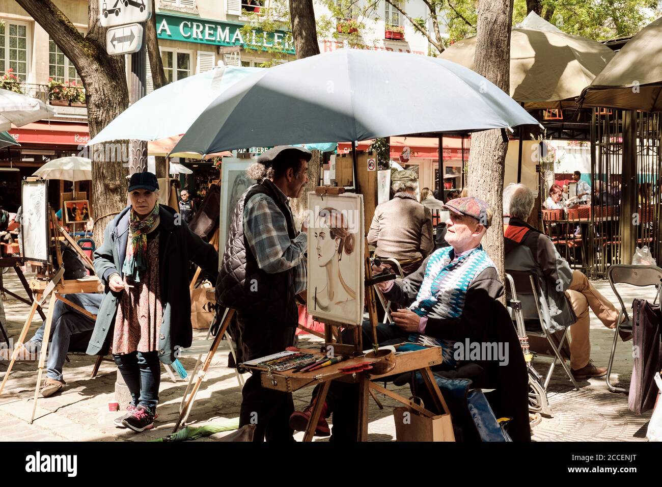 Europa, Frankreich, Paris, Montmartre, Künstler malen und verkaufen Kunstwerke auf der Straße Stockfoto