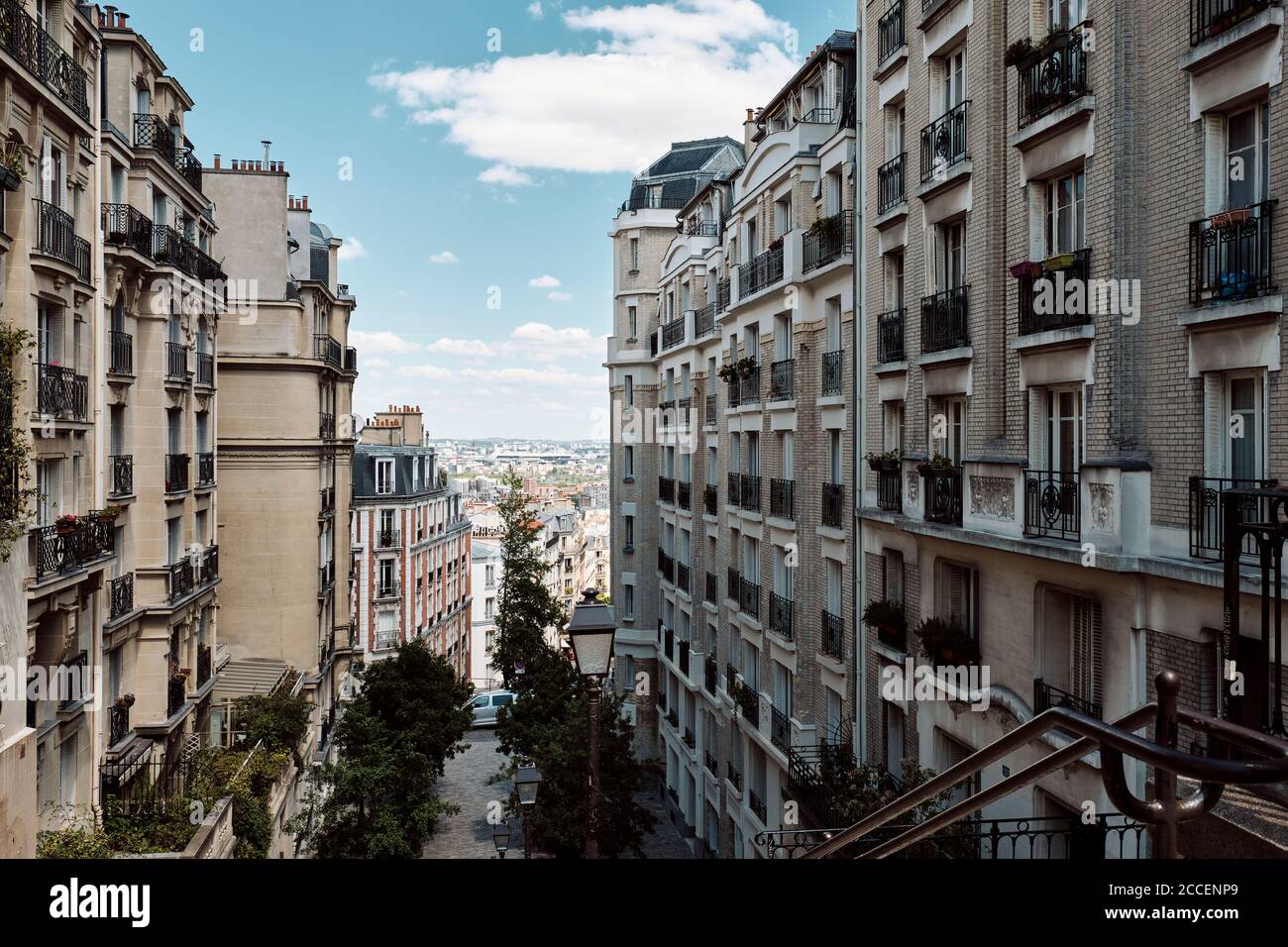 Europa, Frankreich, Paris, Montmartre, Wohngebäude mit Blick auf die Stadt Stockfoto