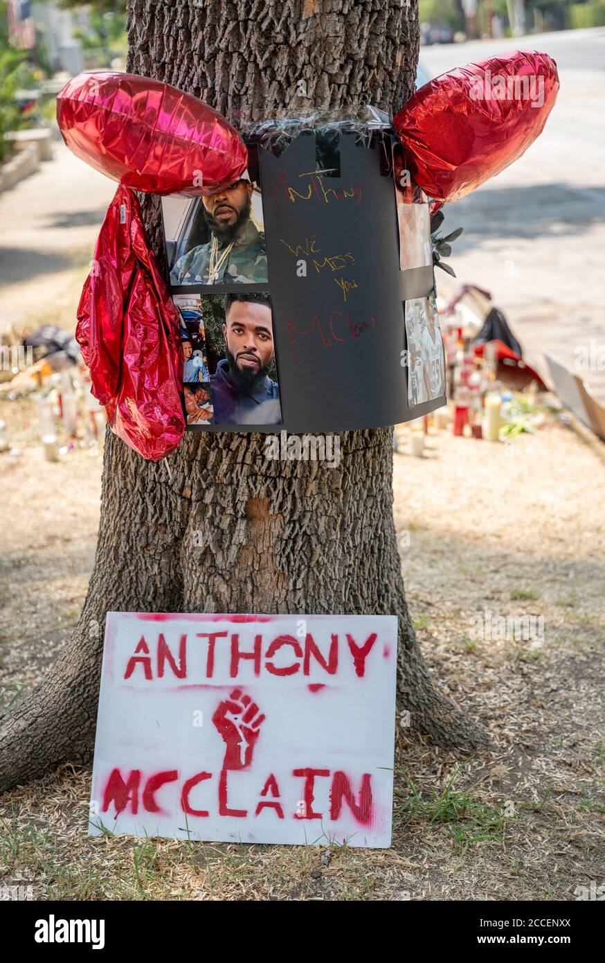 Pasadena, Kalifornien, USA. August 2020. Denkmal am Straßenrand, das Anthony McClain gewidmet ist, in der Nähe der N. Raymond Ave., wo er am 15. August 2020 von einem Pasadena Polizeibeamten getötet wurde. Kredit: Jim Newberry/Alamy Live Nachrichten Stockfoto