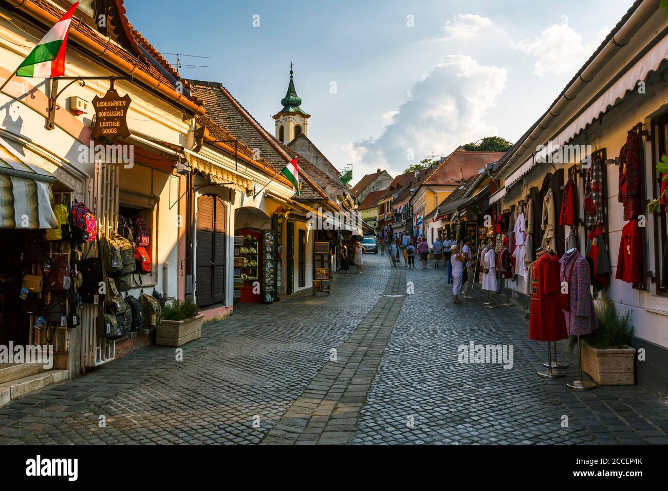 Szentendre, Ungarn - 17. August 2018: die Hauptstraße mit Geschäften in der Altstadt von Eger in Ungarn. Stockfoto