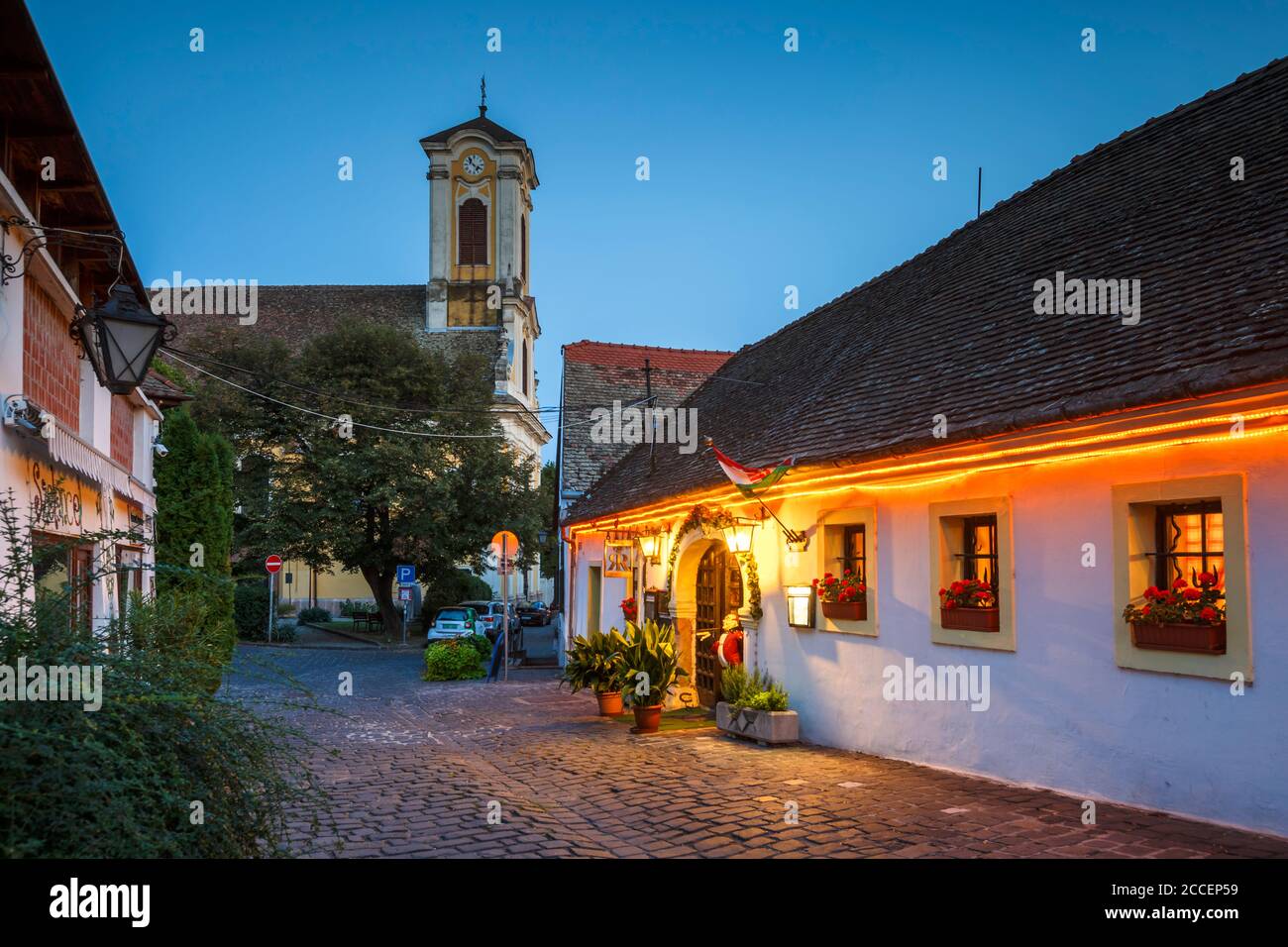 Szentendre, Ungarn - 17. August 2018: Restaurant und eine Kirche in der Altstadt von Eger in Ungarn. Stockfoto