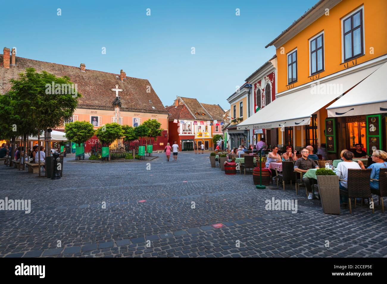 Szentendre, Ungarn - 17. August 2018: Die Menschen in Restaurants und Cafés in der Altstadt von Eger in Ungarn. Stockfoto