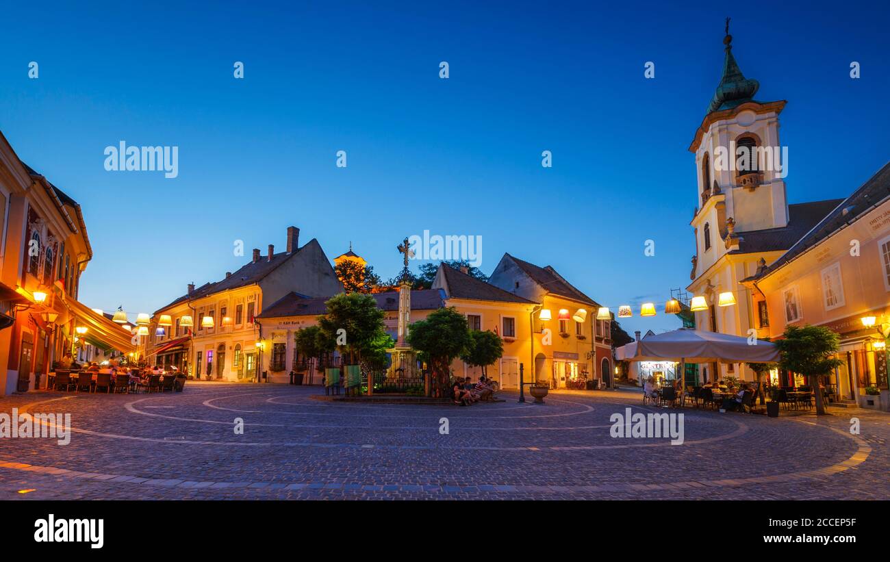 Szentendre, Ungarn - 17. August 2018: Hauptplatz mit Restaurants und Cafés in der Altstadt von Eger in Ungarn. Stockfoto