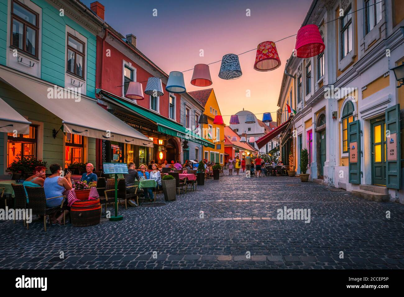 Szentendre, Ungarn - 17. August 2018: Die Menschen in Restaurants und Cafés in der Altstadt von Eger in Ungarn. Stockfoto