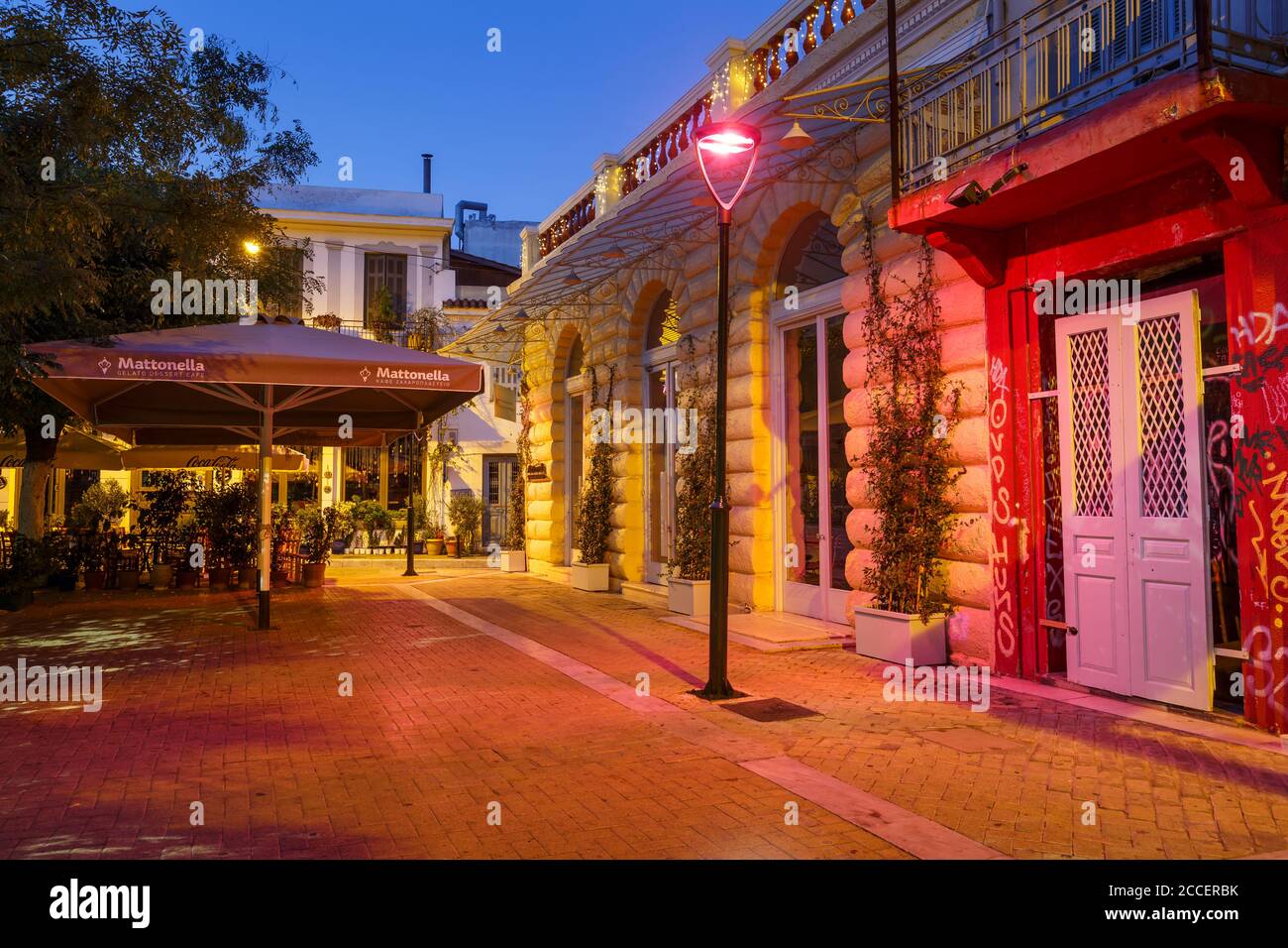 Athen, Griechenland - 16. Oktober 2018: Coffee Shop in einer Straße in der Nähe der Psyri Nachbarschaft Heldenplatz, Athen. Stockfoto