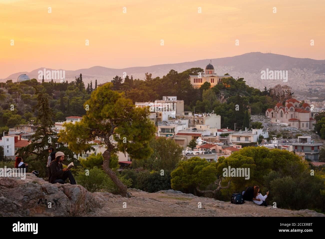 Athen, Griechenland - 17. Oktober 2018: Menschen auf der Areopag Hügel vor der Nationalen Beobachtungsstelle auf dem Hügel von Nymphen in Athen, Griechenland. Stockfoto