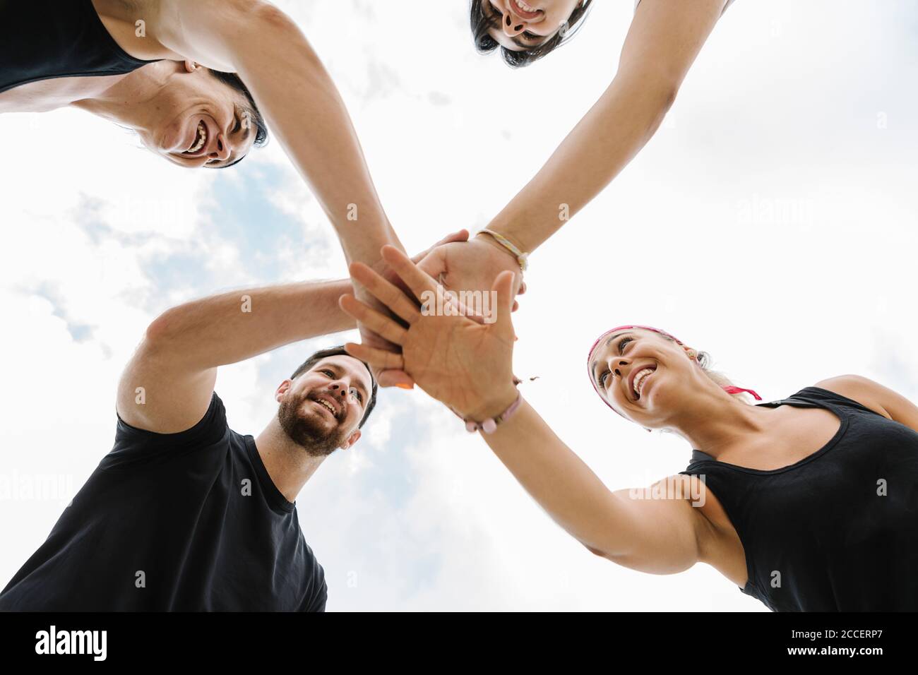 Bottom-Ansicht einer Gruppe von Menschen durch ihre motiviert Personal Trainer im Freien Stockfoto