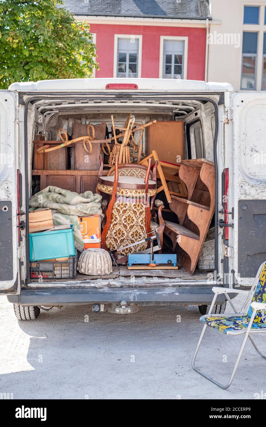 Voll beladener Van mit Holzmöbeln beim Umzug Stockfoto