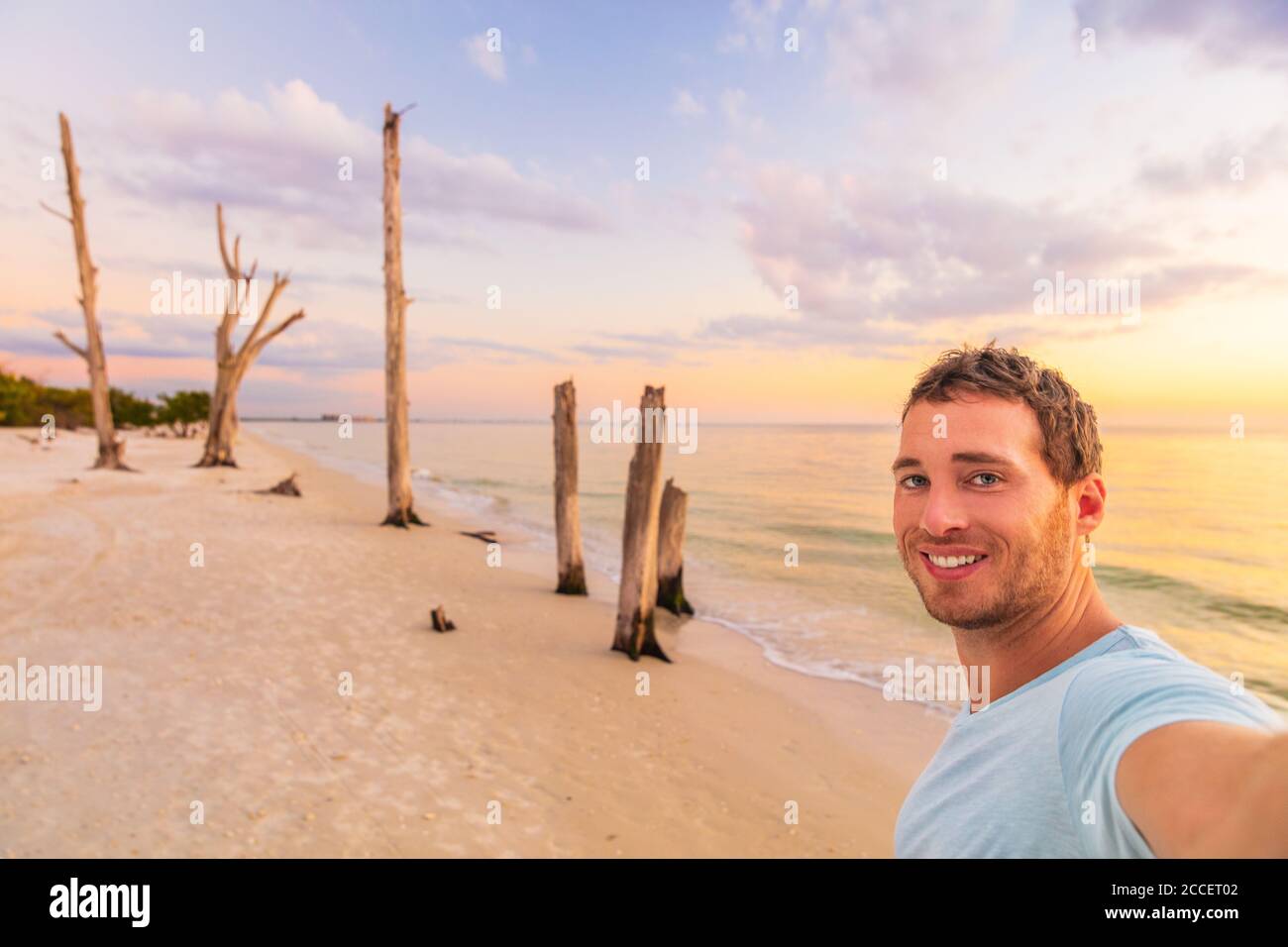 Selfie Mann Tourist auf Reise Urlaub in Florida Strandurlaub. Lovers Key State Park bei Sonnenuntergang, lächelnd junge Erwachsene allein auf Sommerreise Stockfoto