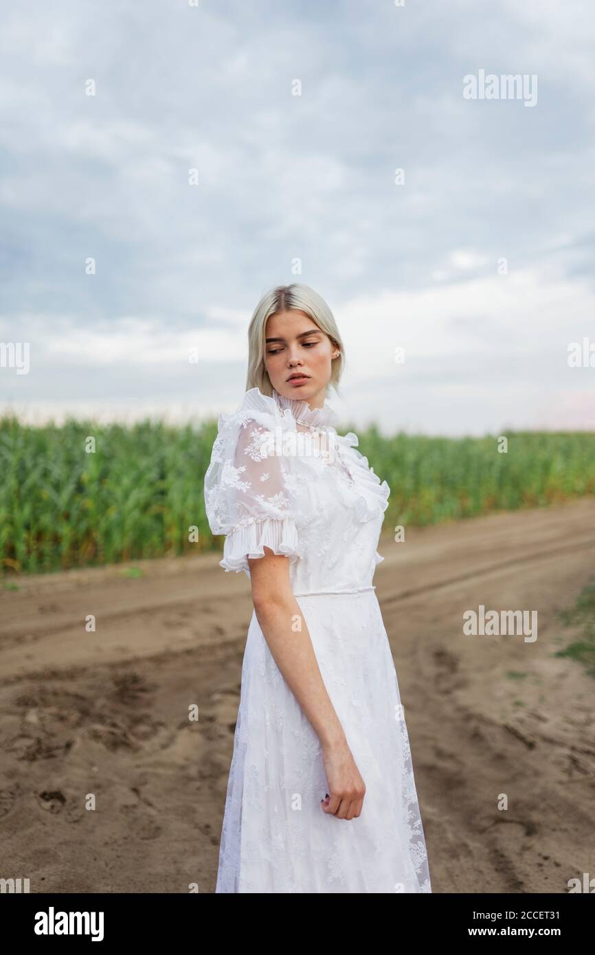 Frau in weißem Kleid geht in der Natur Stockfoto