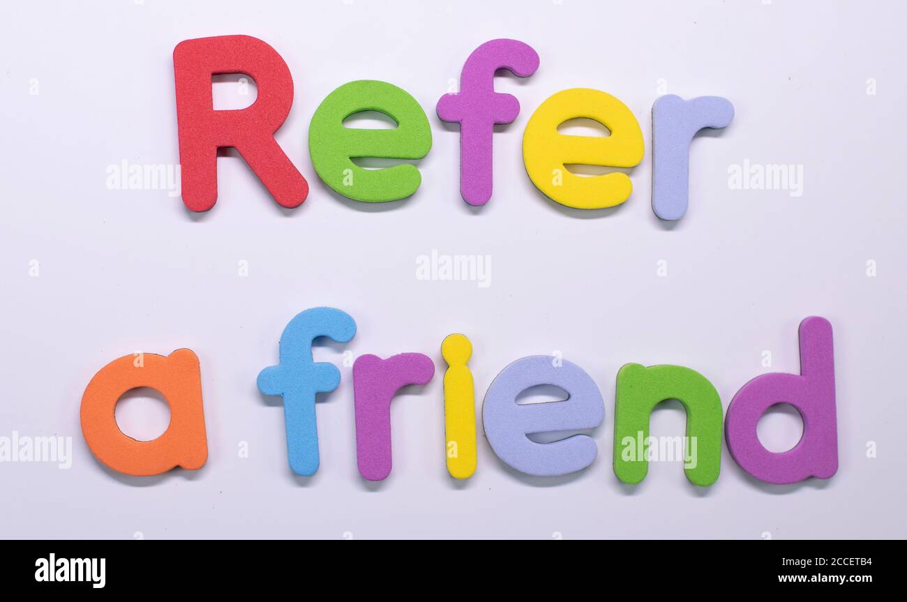 'Empfehlen Sie einen Freund' mit Farbschwamm geschrieben Stockfoto