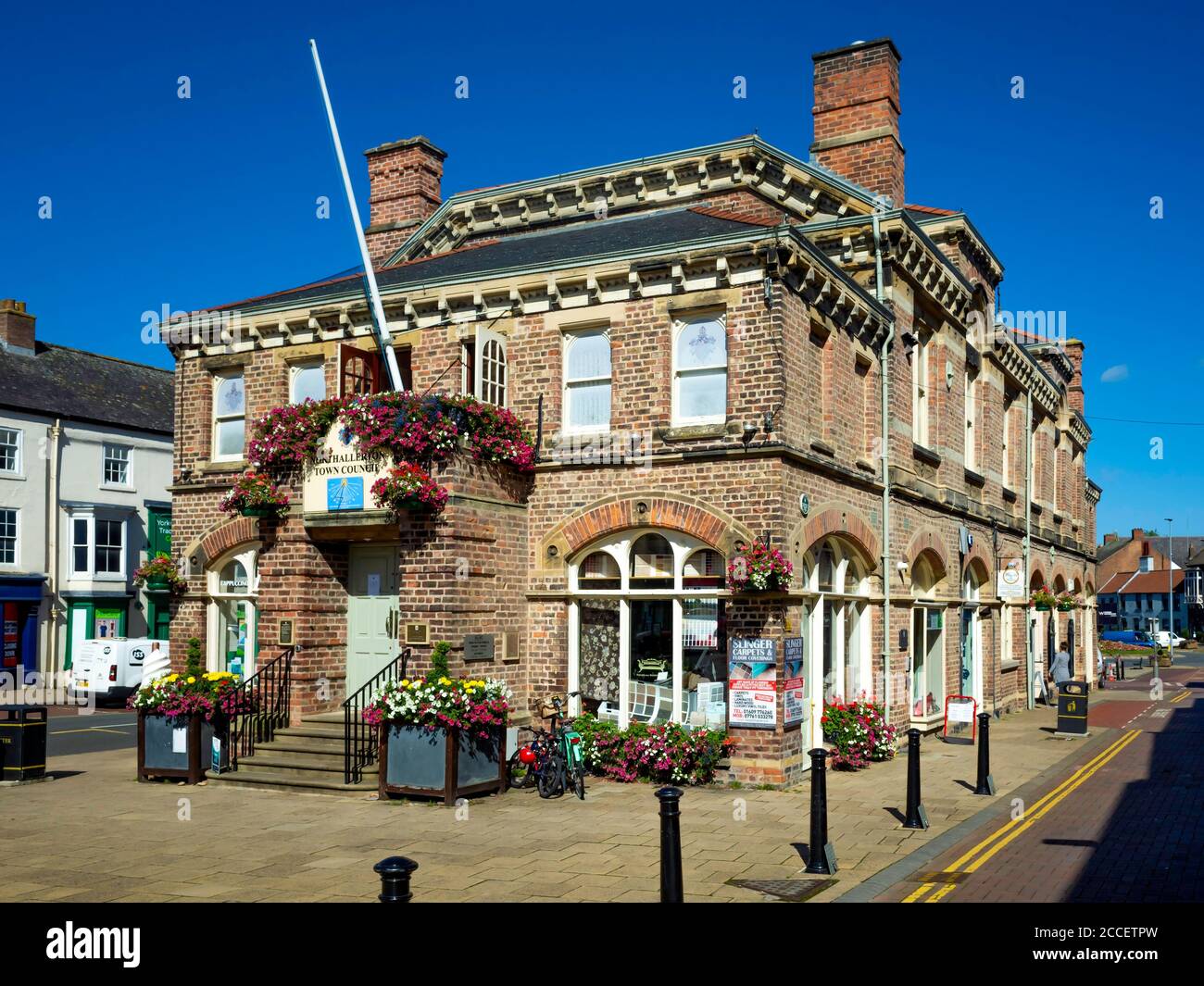Stadtrat Büros High Street Northallerton North Yorkshire an einem sonnigen Sommertag mit Blumen geschmückt. Stockfoto