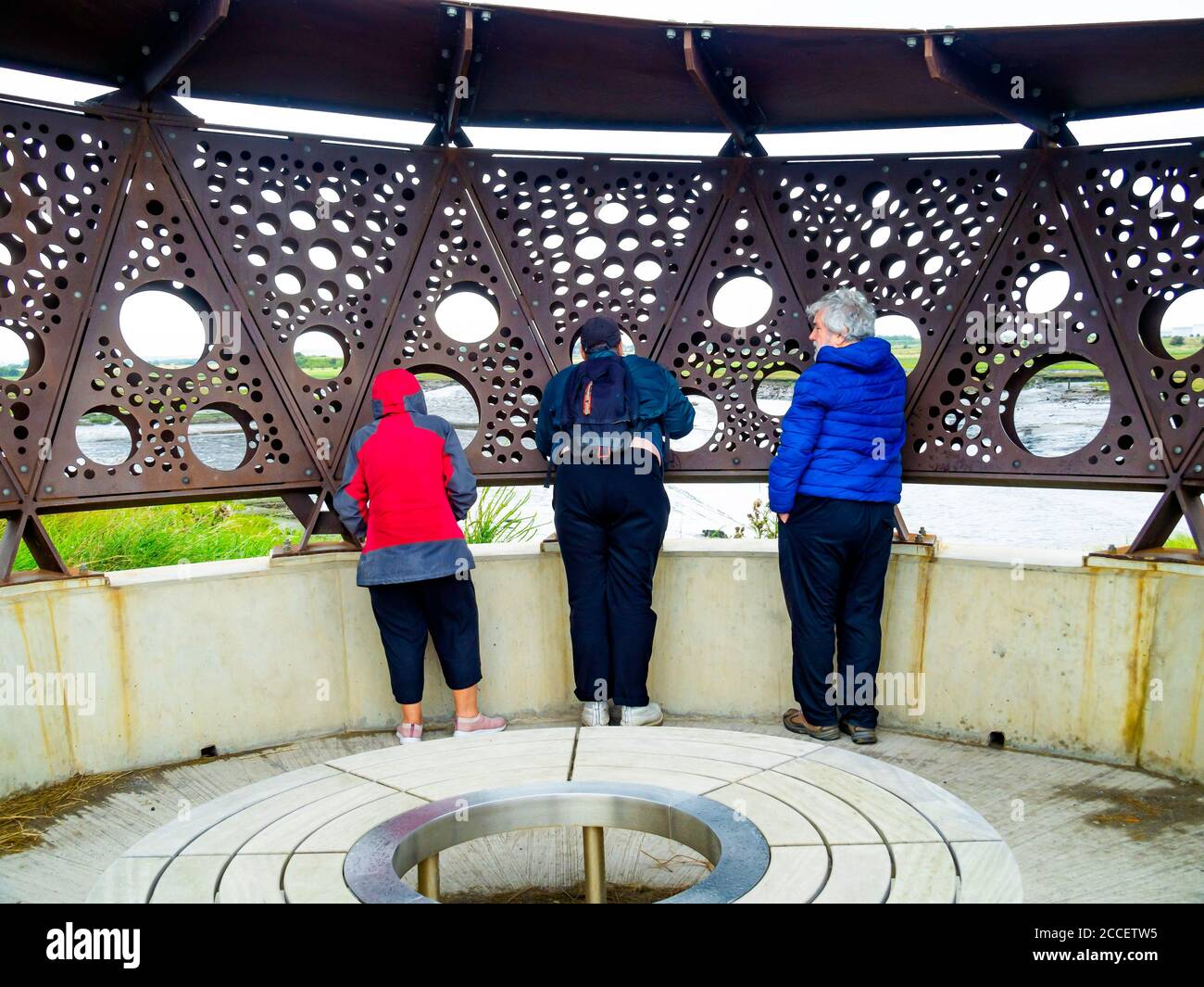 Drei Menschen in der Öffentlichkeit verstecken sich im Teesmouth National Naturschutzgebiet beobachten Robben auf Seal Sands Stockfoto