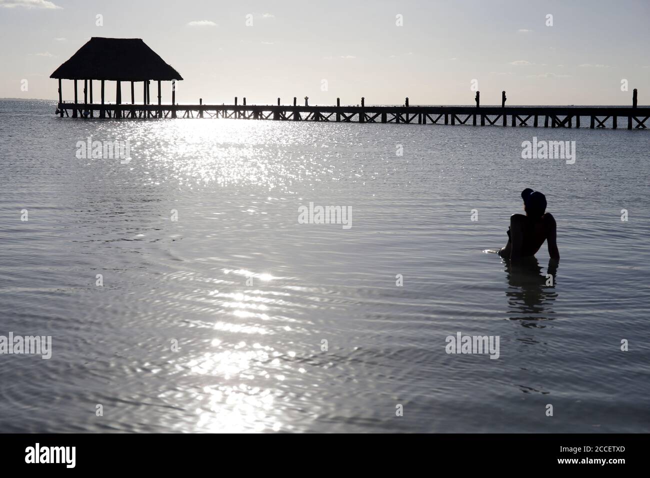Touristen Sonnenbaden an einem idyllischen Strand in Holbox. Holbox Island, Cancun, Yucatan, Mexiko Stockfoto