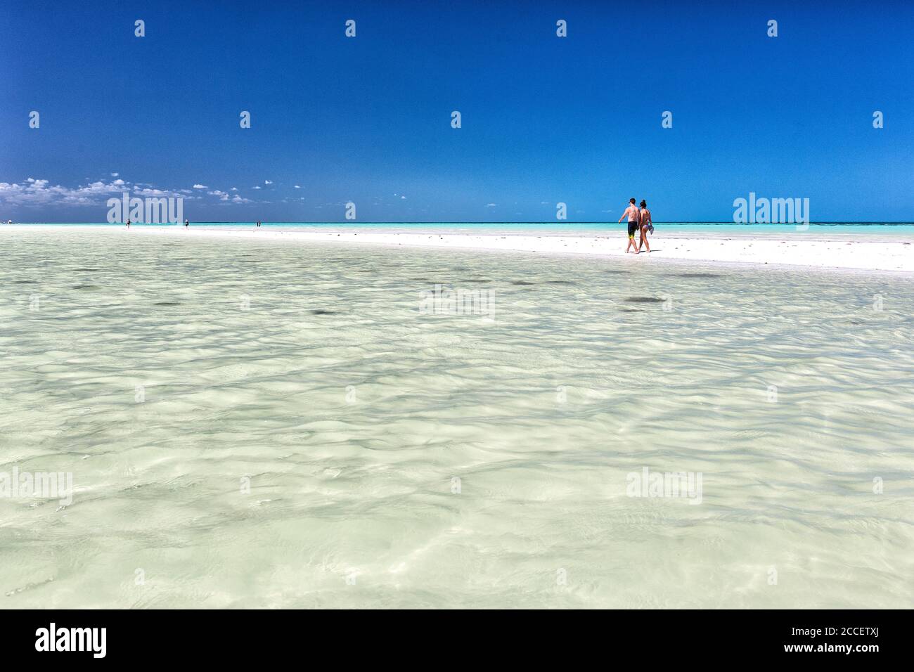 Touristen Sonnenbaden an einem idyllischen Strand in Holbox. Holbox Island, Cancun, Yucatan, Mexiko Stockfoto