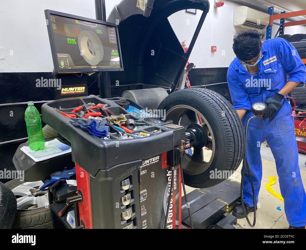 Mechanisches Auswuchtrad mit Maschinenauswuchtmaschine im Service. Stockfoto