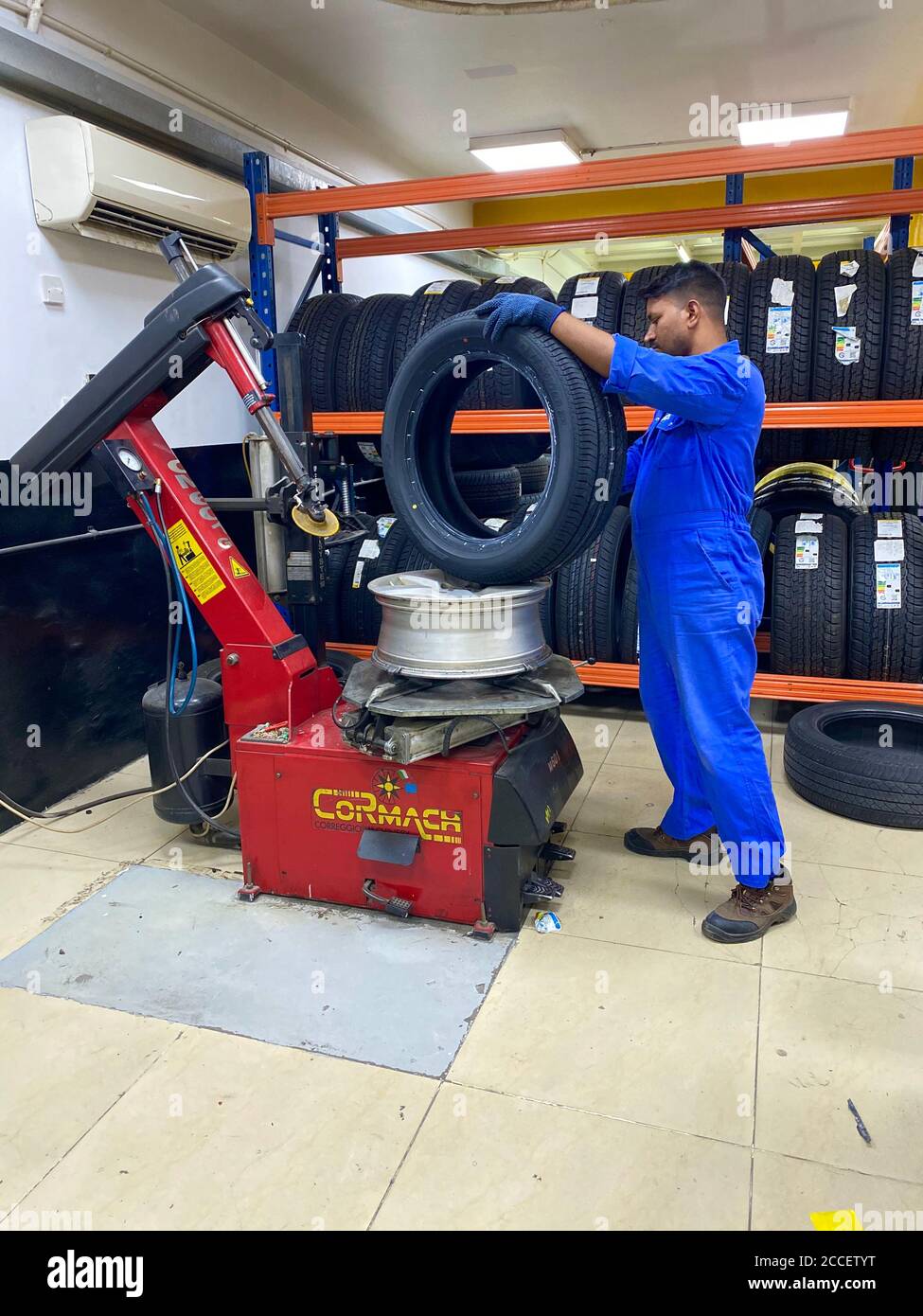 Mechanisches Auswuchtrad mit Maschinenauswuchtmaschine im Service. Stockfoto