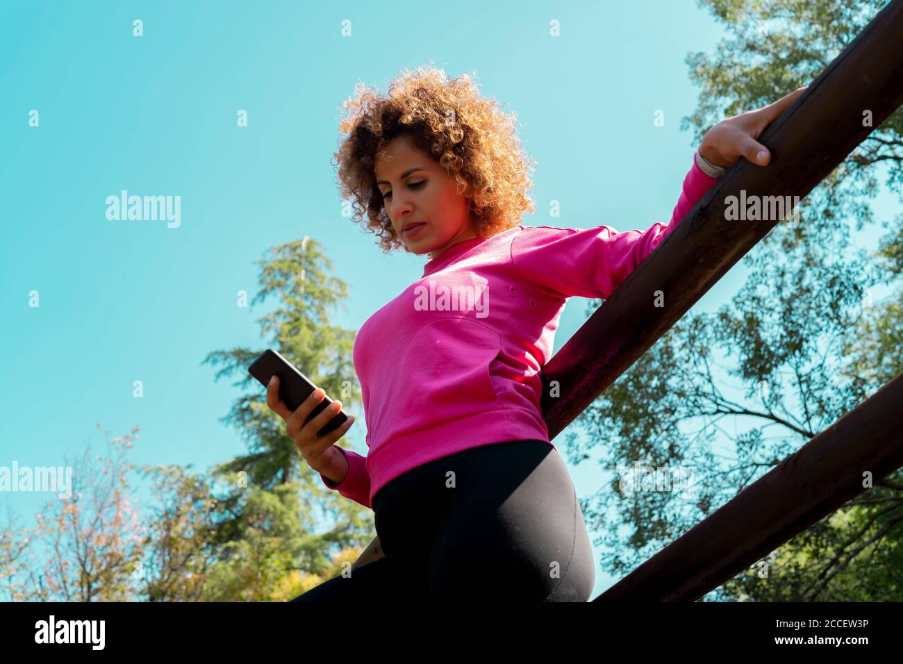 Frau mit ihrem Smartphone im Freien Stockfoto