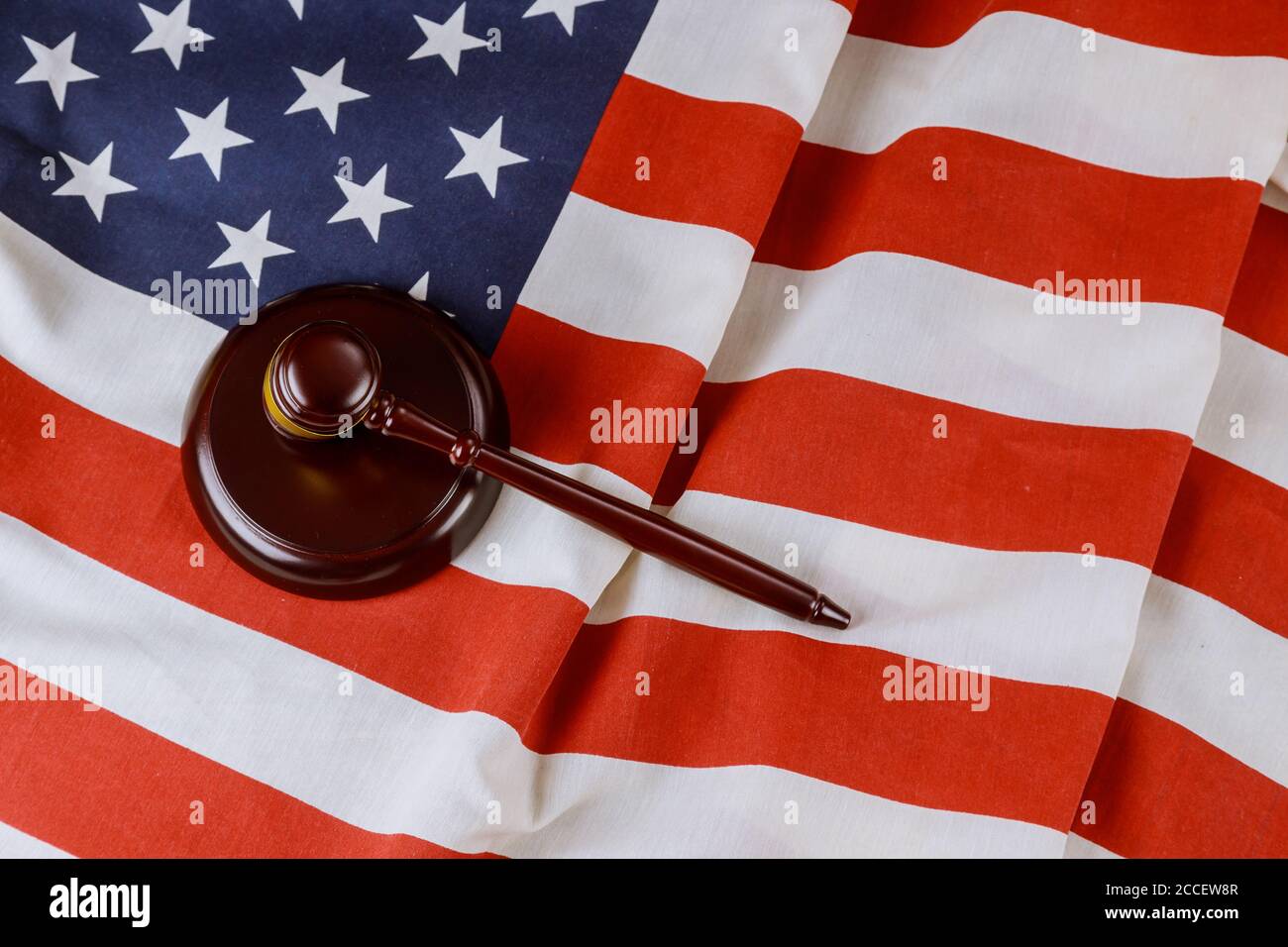US-Anwaltskanzlei mit US-Rechtsanwälten im Richtergavel auf amerikanischer Flagge Stockfoto