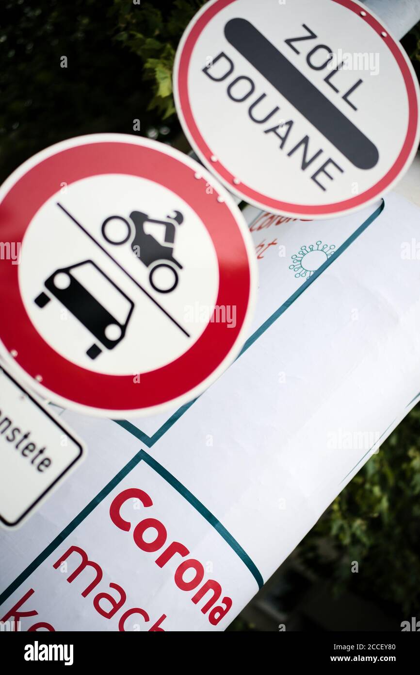 Grenzbereich benutzerdefiniertes Verkehrszeichen vor Corona-Warninformationen Plakat an deutschland zu swiss Stockfoto