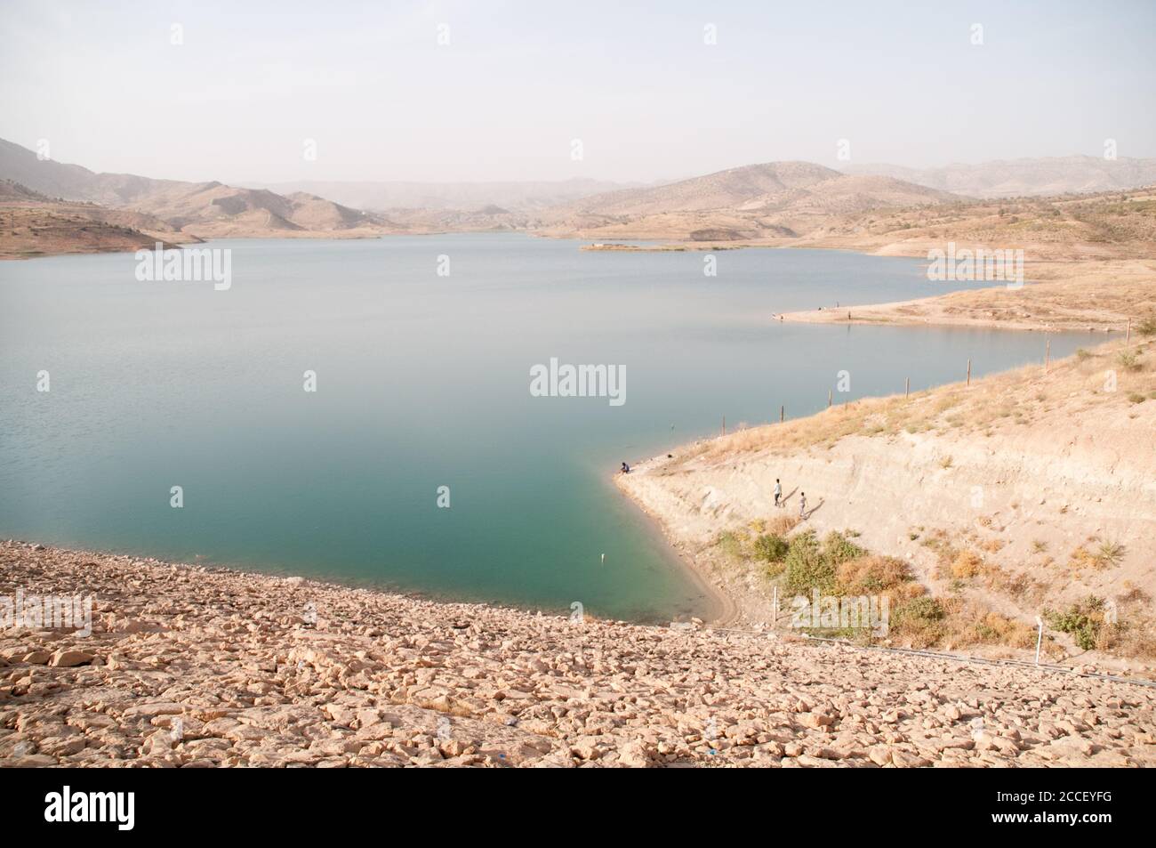 Der Blick von der Spitze des Duhok-Staudamms und des Stausees unten, im Flussbecken des Tigris, in der Autonomen Region Kurdistan im Nordirak. Stockfoto