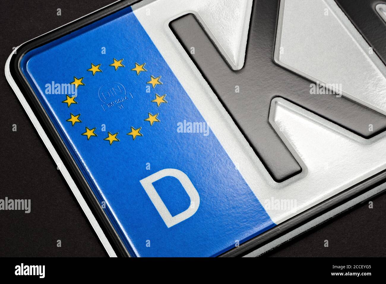 Neueste Version der eu-Registrierungsnummer für europa europäische Union Kennzeichendetail mit D deutschland Ländercode und DIN 1M562431 drucken Stockfoto