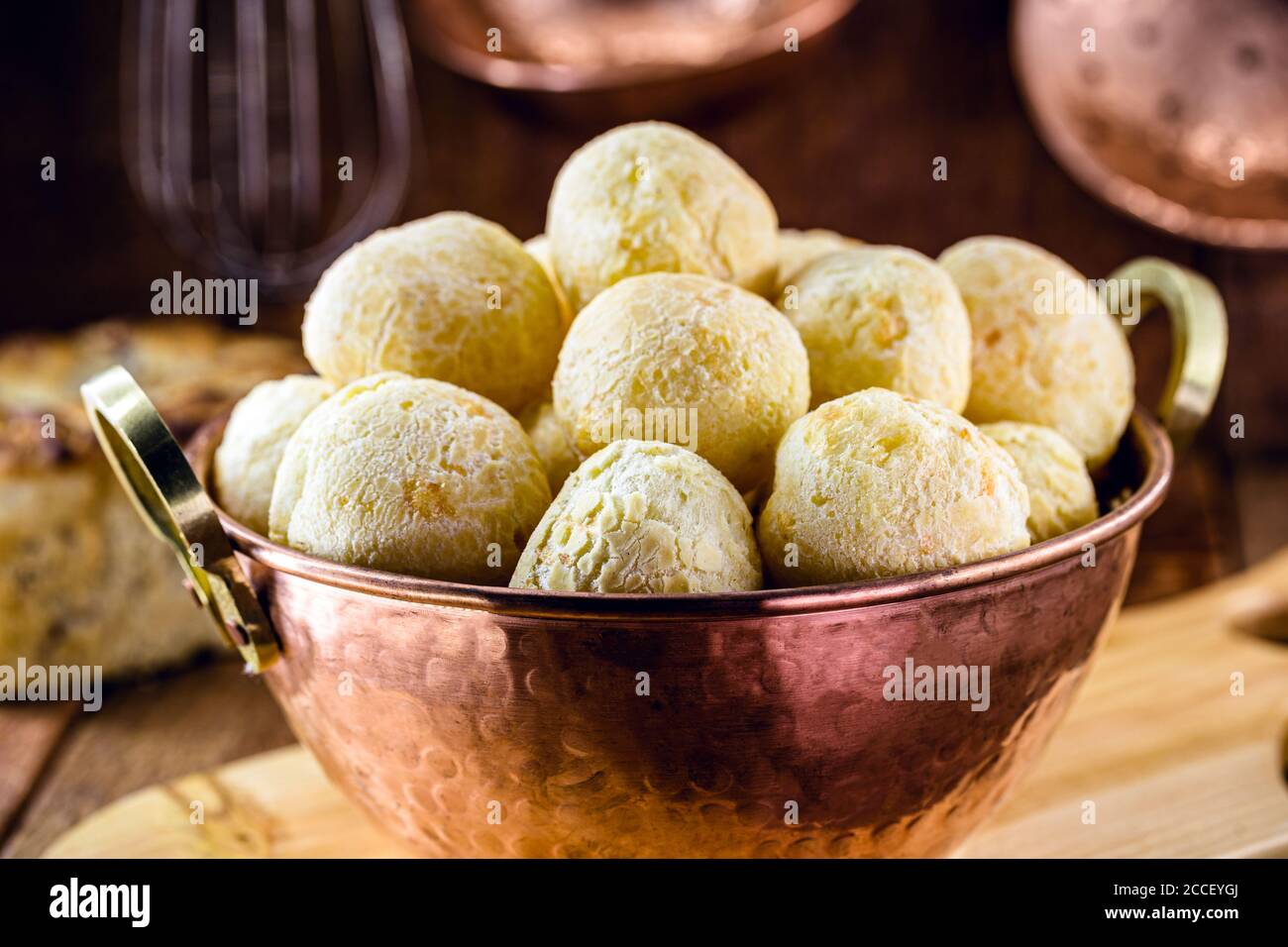 Brasilianisches Käsebrot, in Kupferpfanne, kleines Brot im Ofen gebacken. Traditionelle Delikatesse aus dem Staat minas gerais. Stockfoto