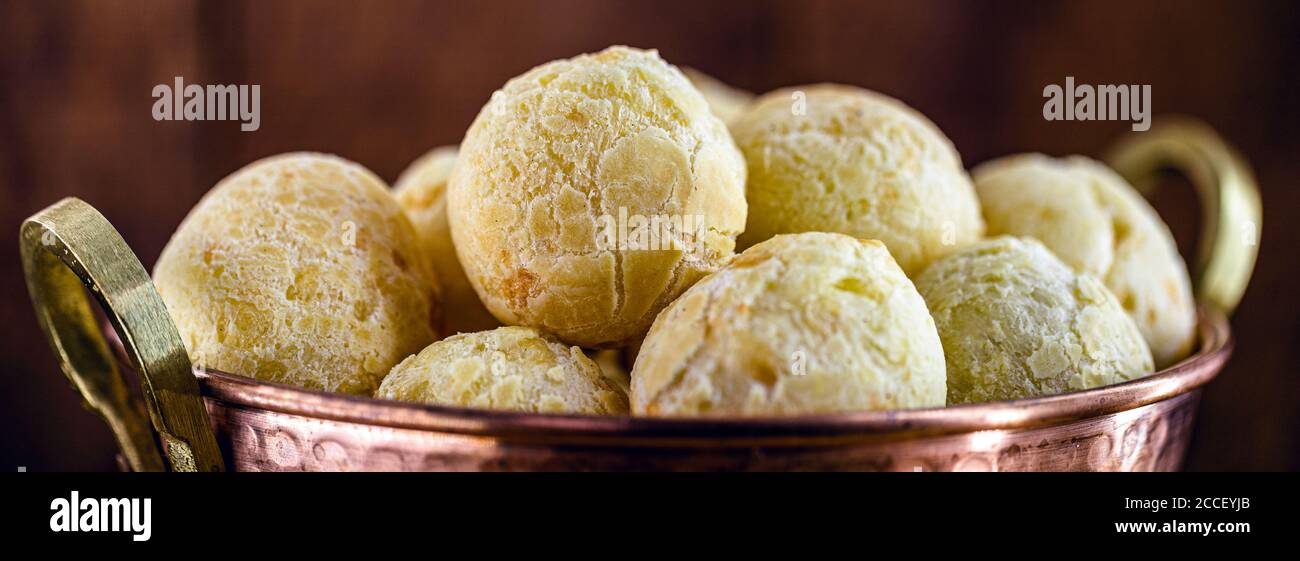 Käsebrot ist eine Delikatesse aus Südamerika, die in Brasilien sehr geschätzt wird. Es ist eine Variante des Chippas Stockfoto