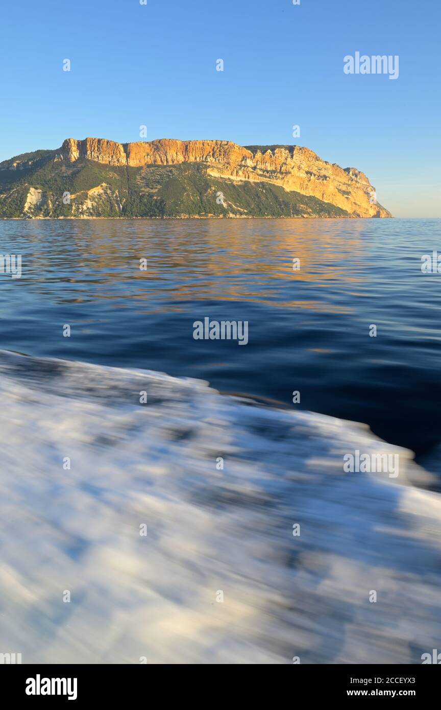 Eine Bootstour entlang des spektakulären Calanques National Park bei Sonnenuntergang, Cassis FR Stockfoto