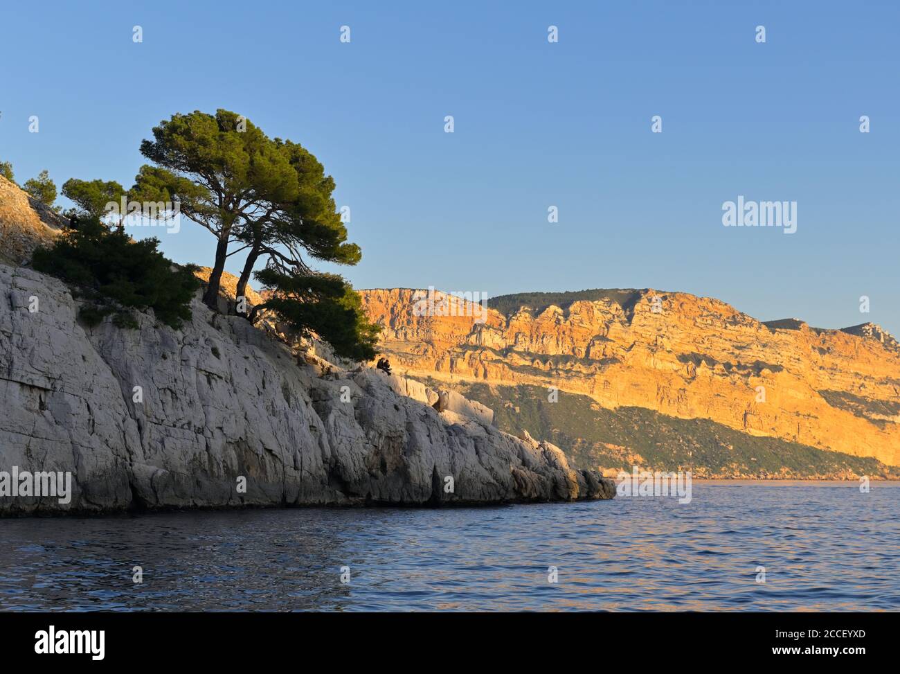 Eine Bootstour entlang des spektakulären Calanques National Park bei Sonnenuntergang, Cassis FR Stockfoto