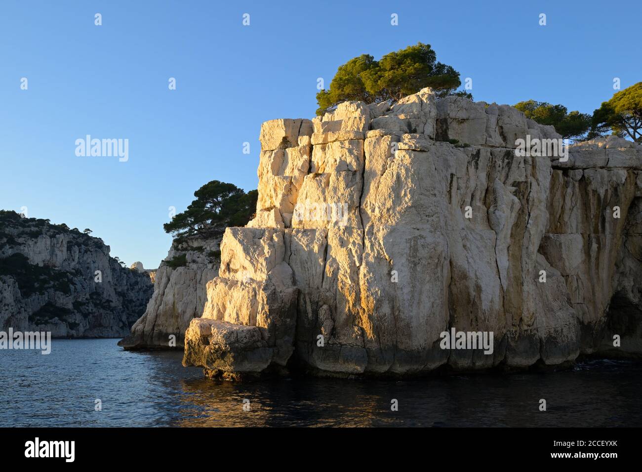 Eine Bootstour entlang des spektakulären Calanques National Park bei Sonnenuntergang, Cassis FR Stockfoto